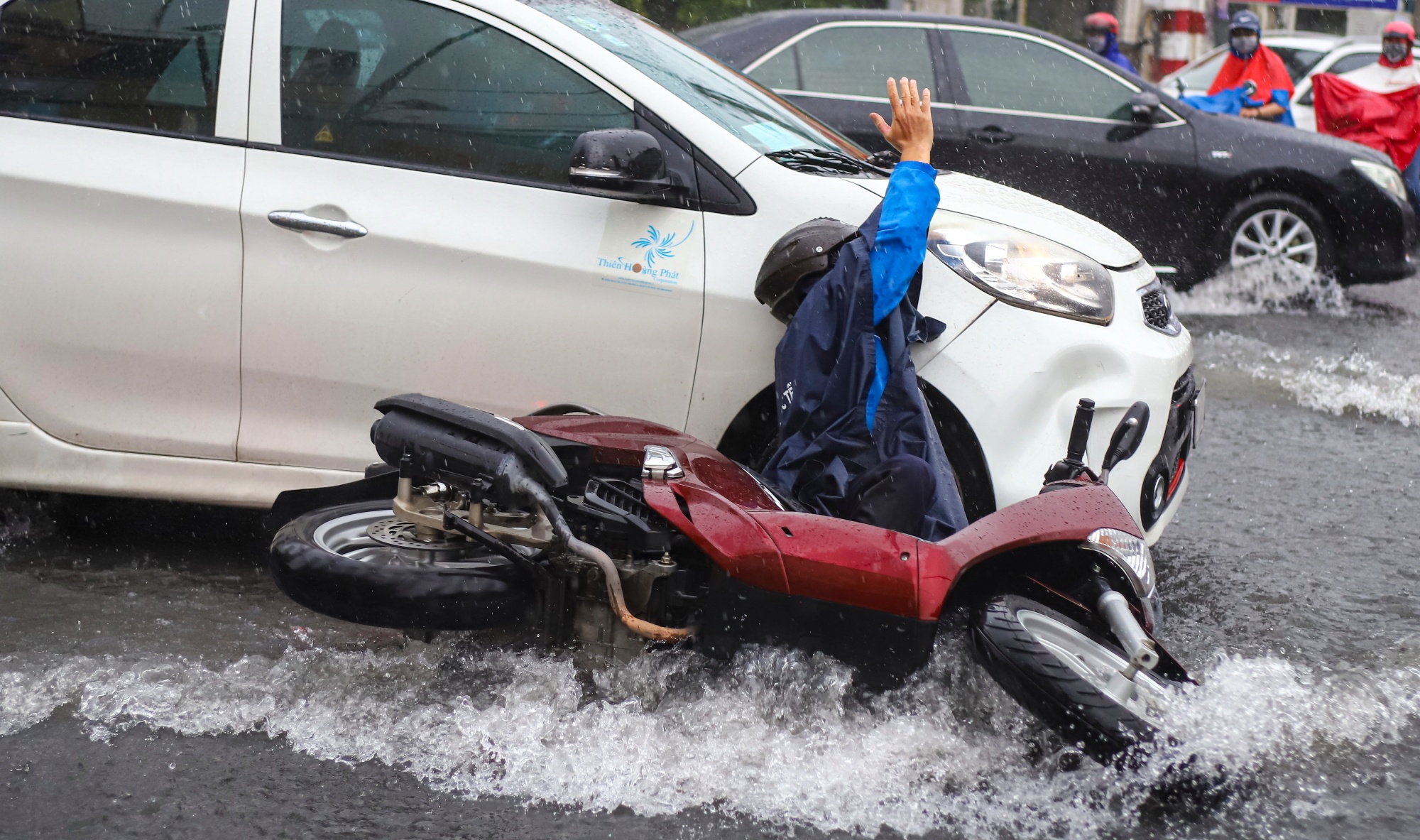 Xe may te nga trong mua o TP.HCM anh 3