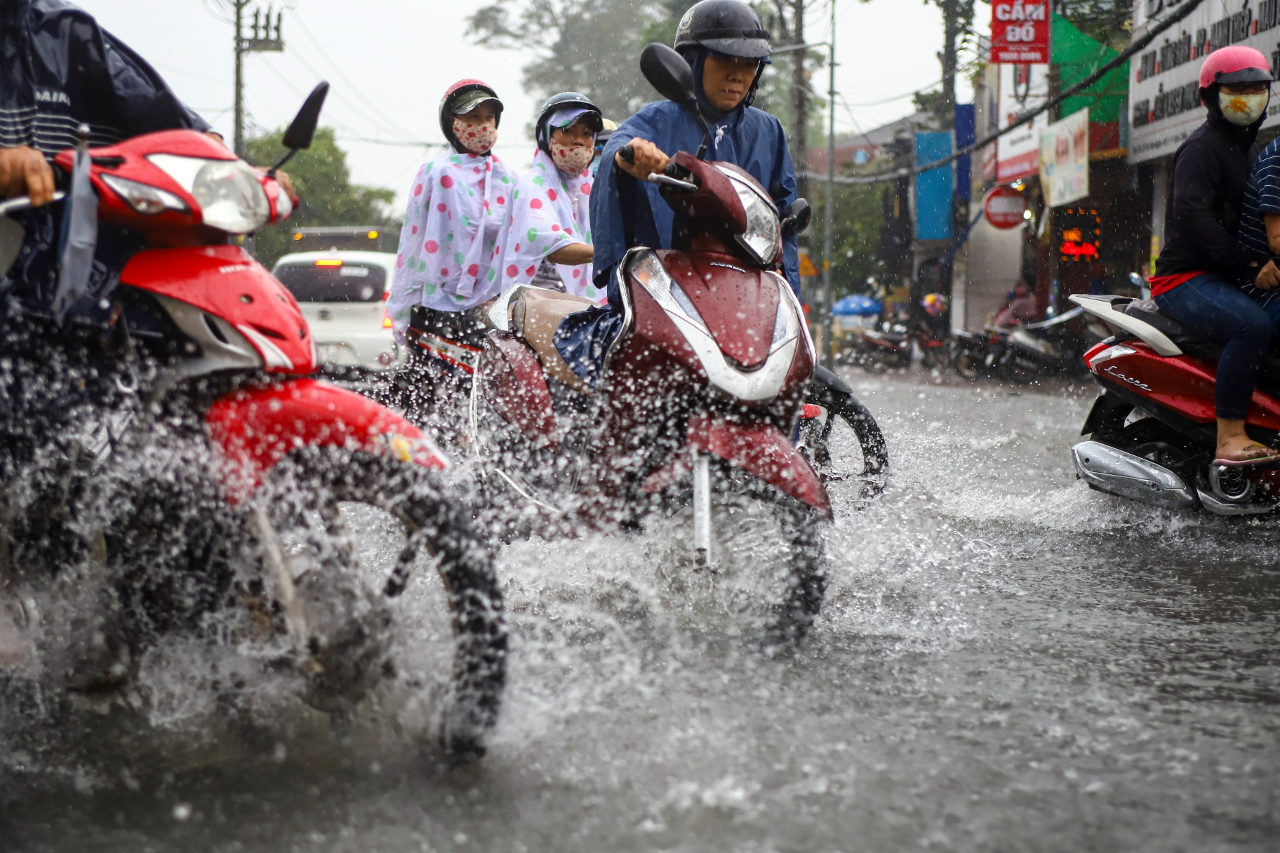 Xe may te nga trong mua o TP.HCM anh 5