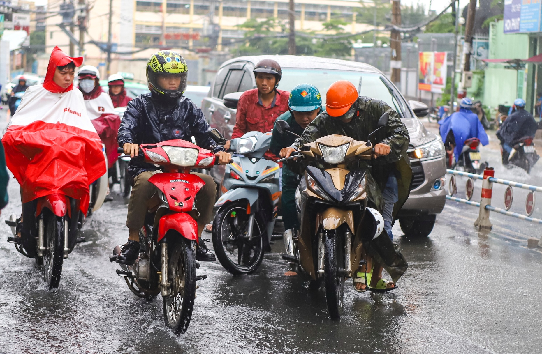 Xe may te nga trong mua o TP.HCM anh 7