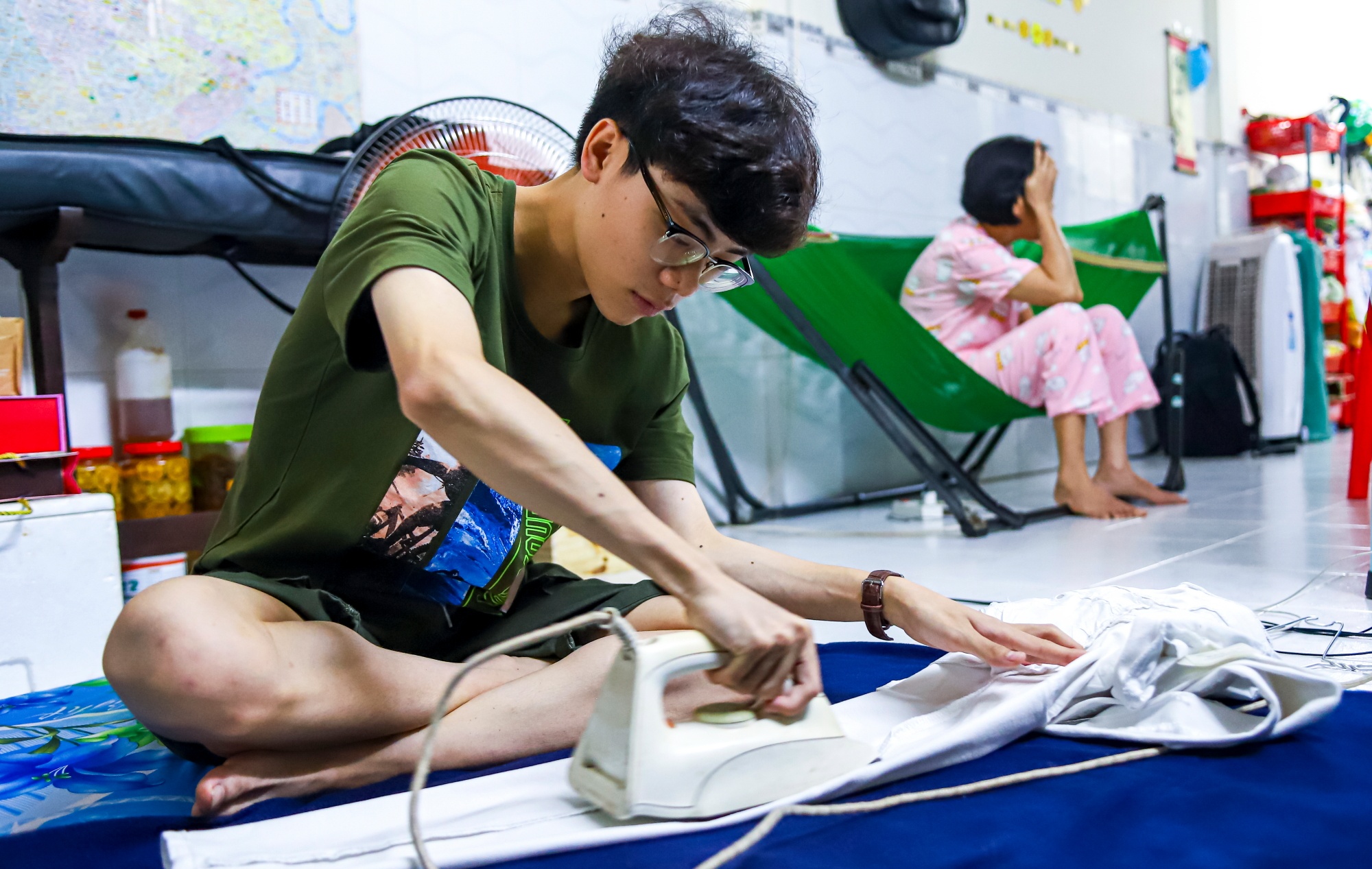 Minh Nhat giup me chay than anh 6