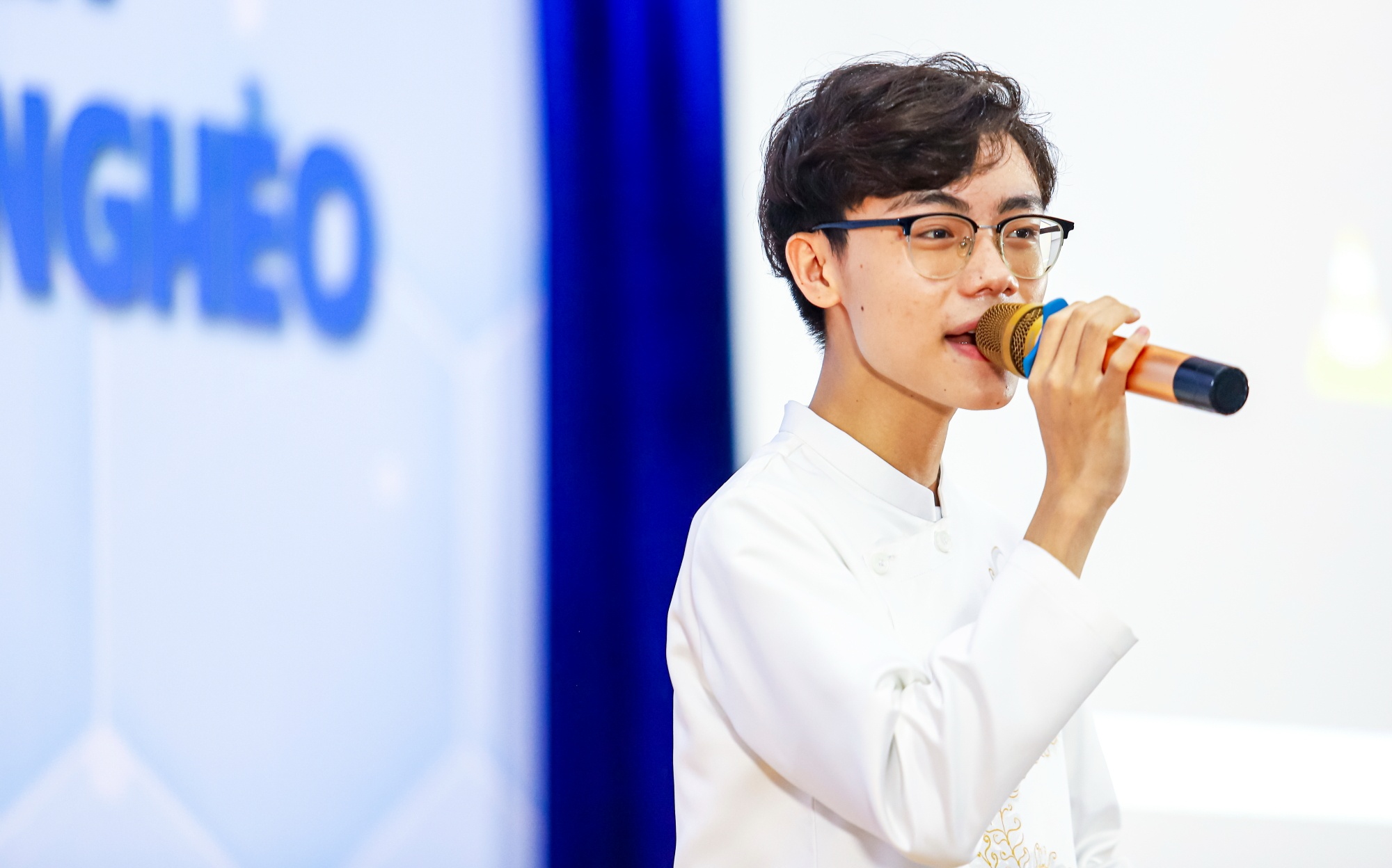 Minh Nhat giup me chay than anh 5