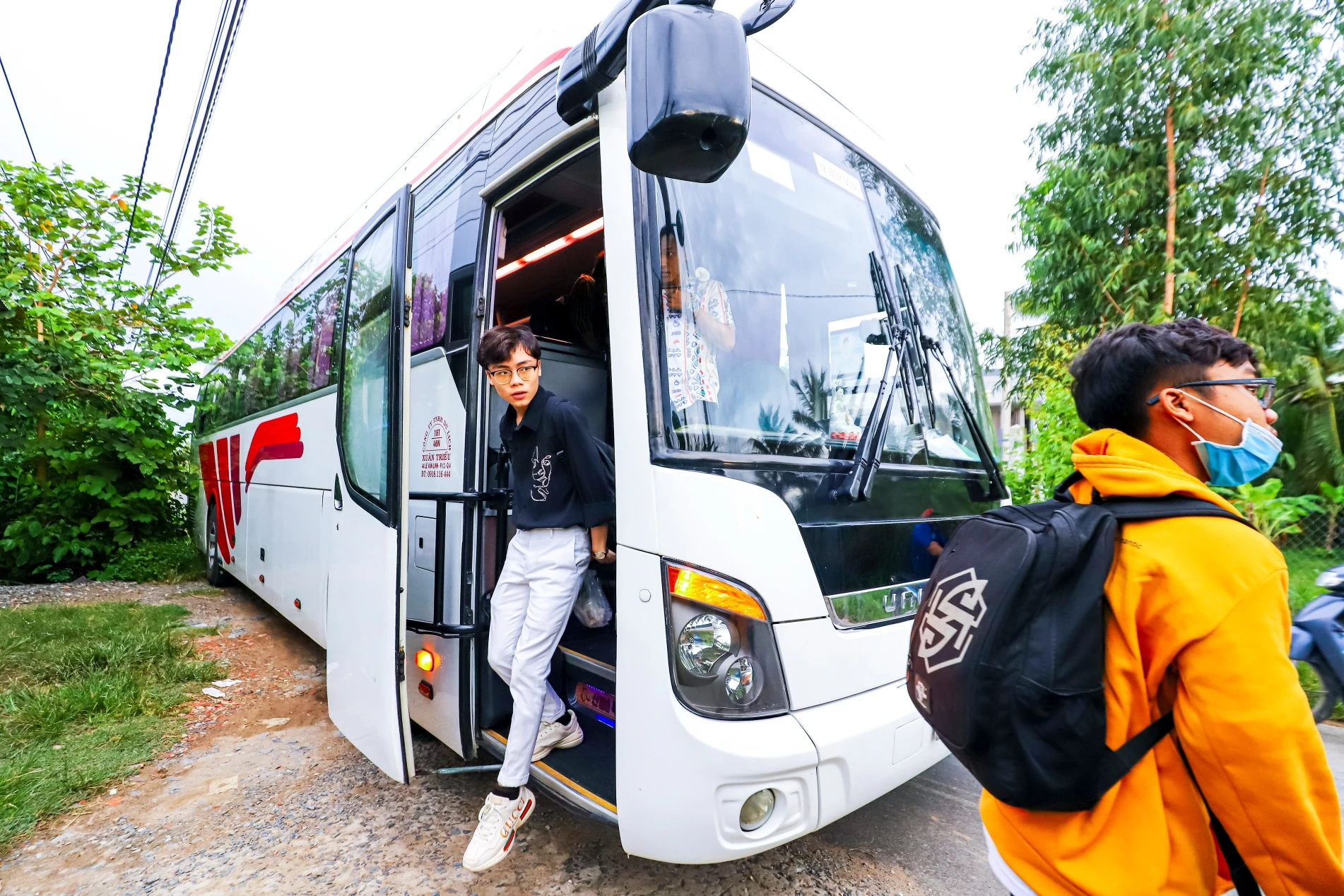 Minh Nhat giup me chay than anh 13