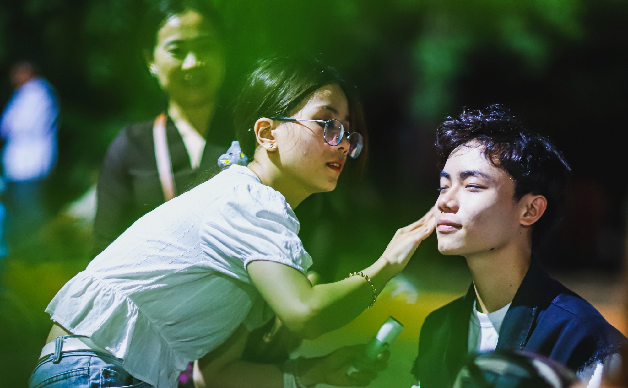 Minh Nhat giup me chay than anh 14