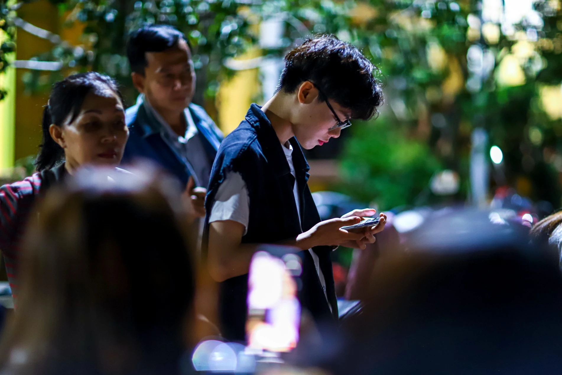 Minh Nhat giup me chay than anh 15