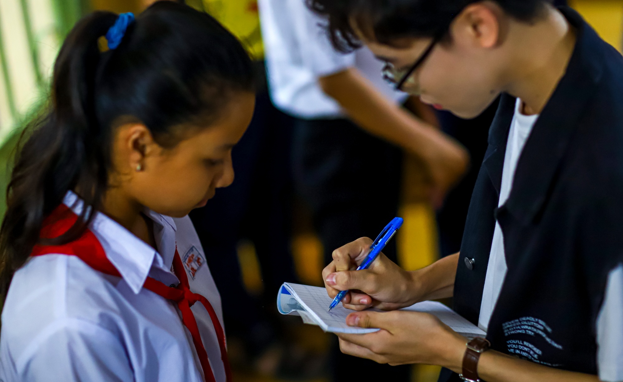 Minh Nhat giup me chay than anh 19