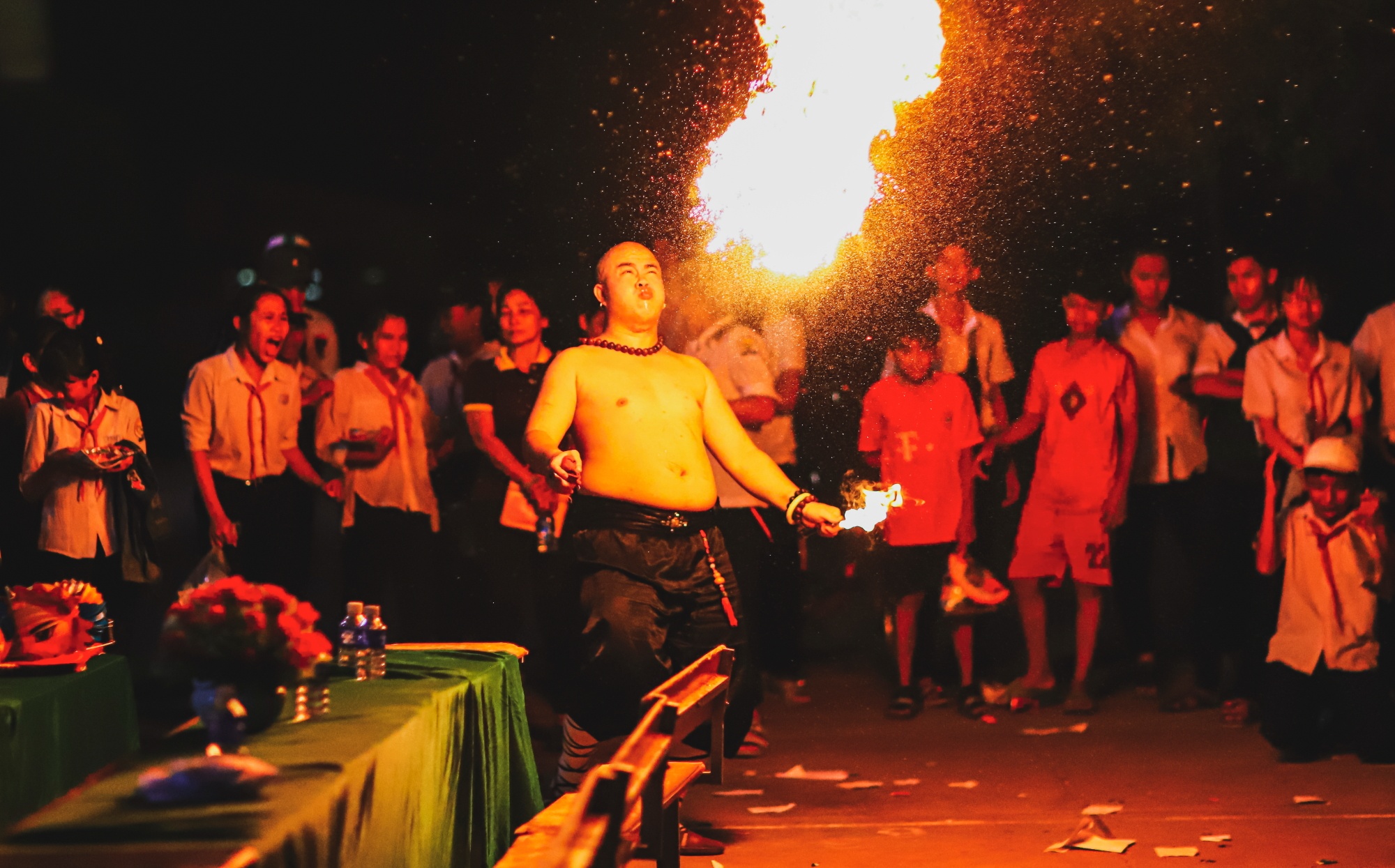 Minh Nhat giup me chay than anh 16