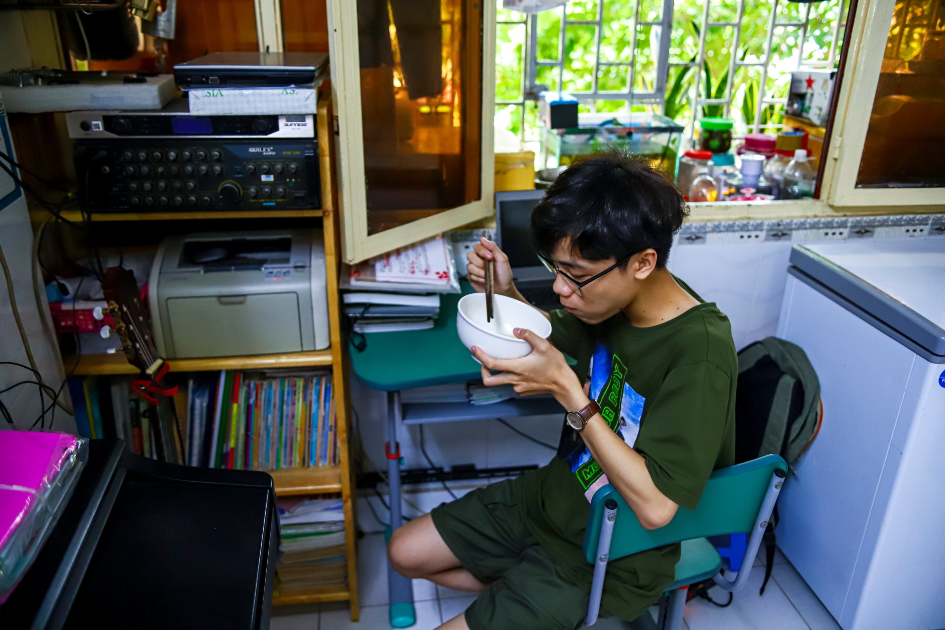 Minh Nhat giup me chay than anh 8