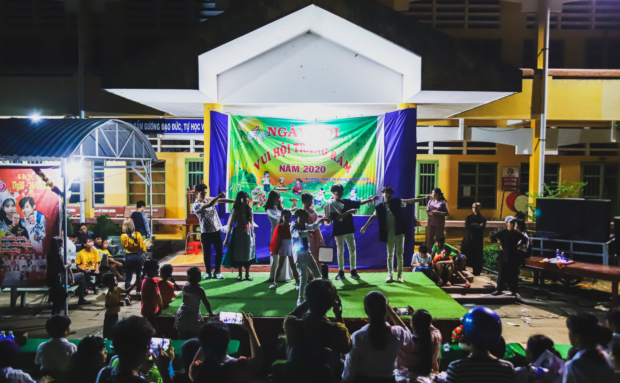 Minh Nhat giup me chay than anh 17