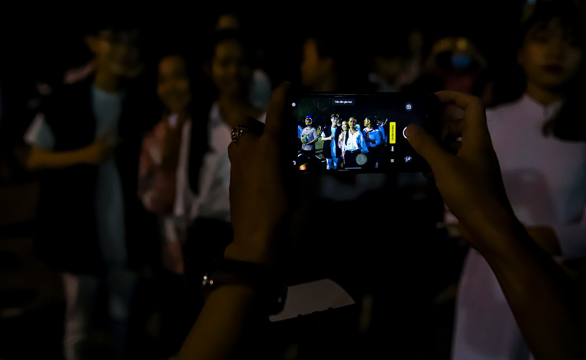 Minh Nhat giup me chay than anh 20