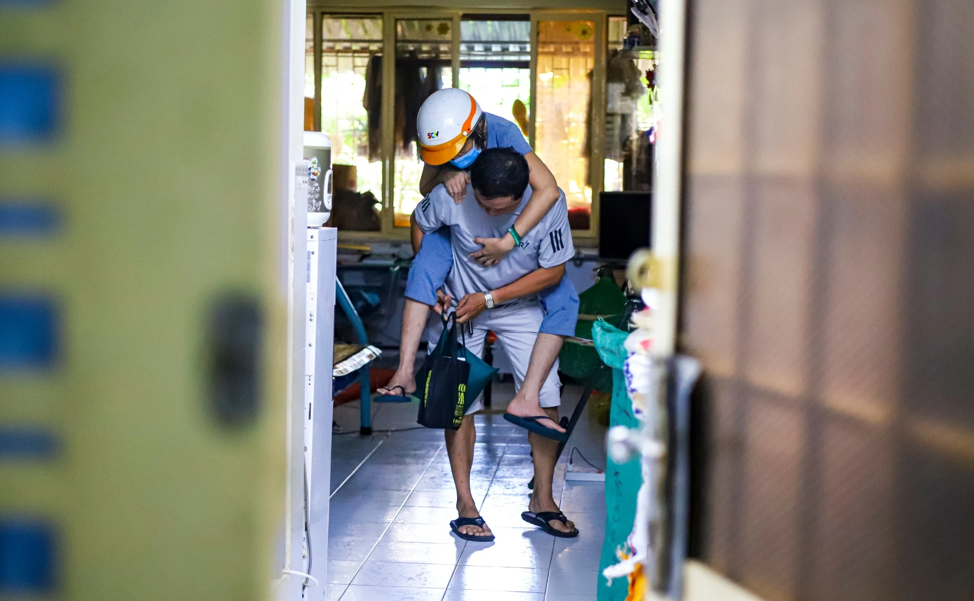 Minh Nhat giup me chay than anh 3