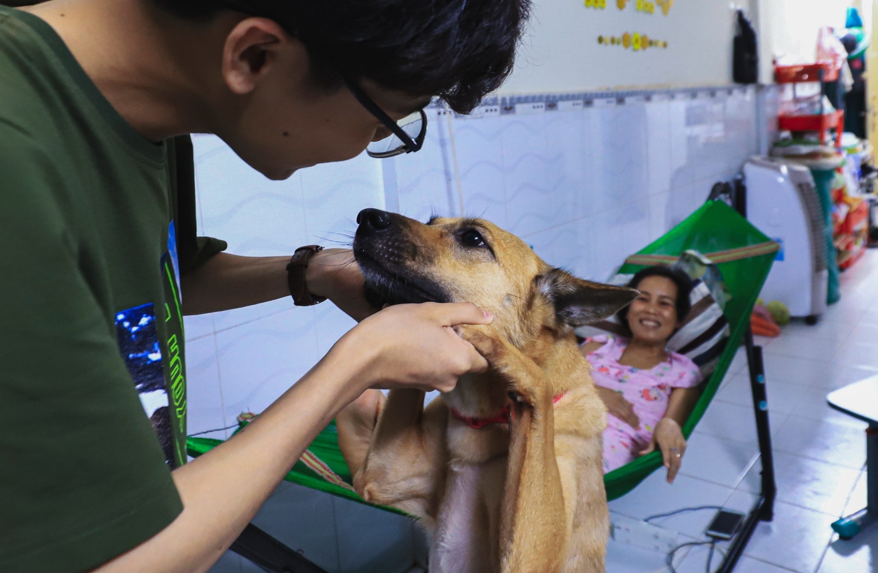 Minh Nhat giup me chay than anh 28