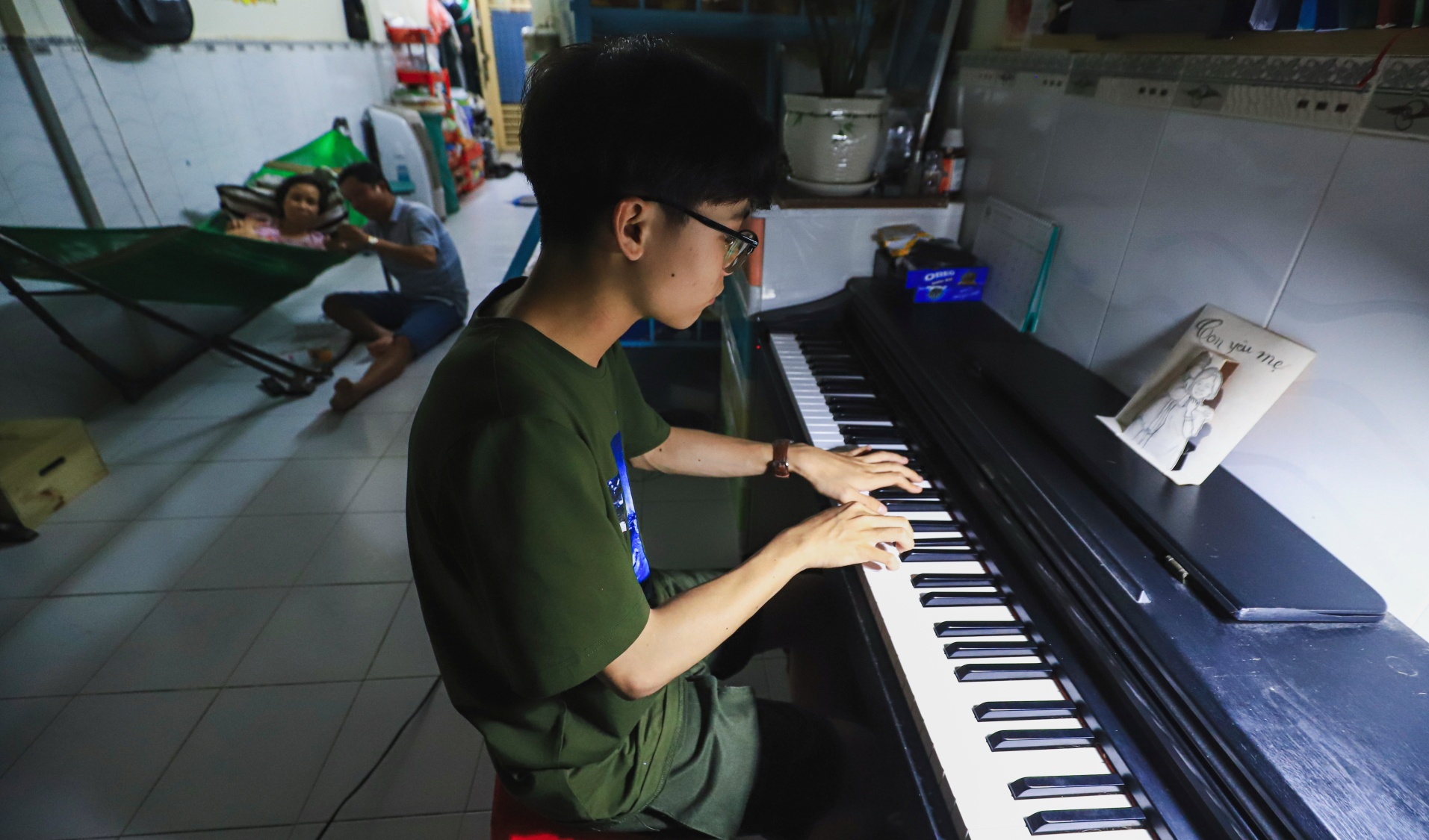 Minh Nhat giup me chay than anh 30