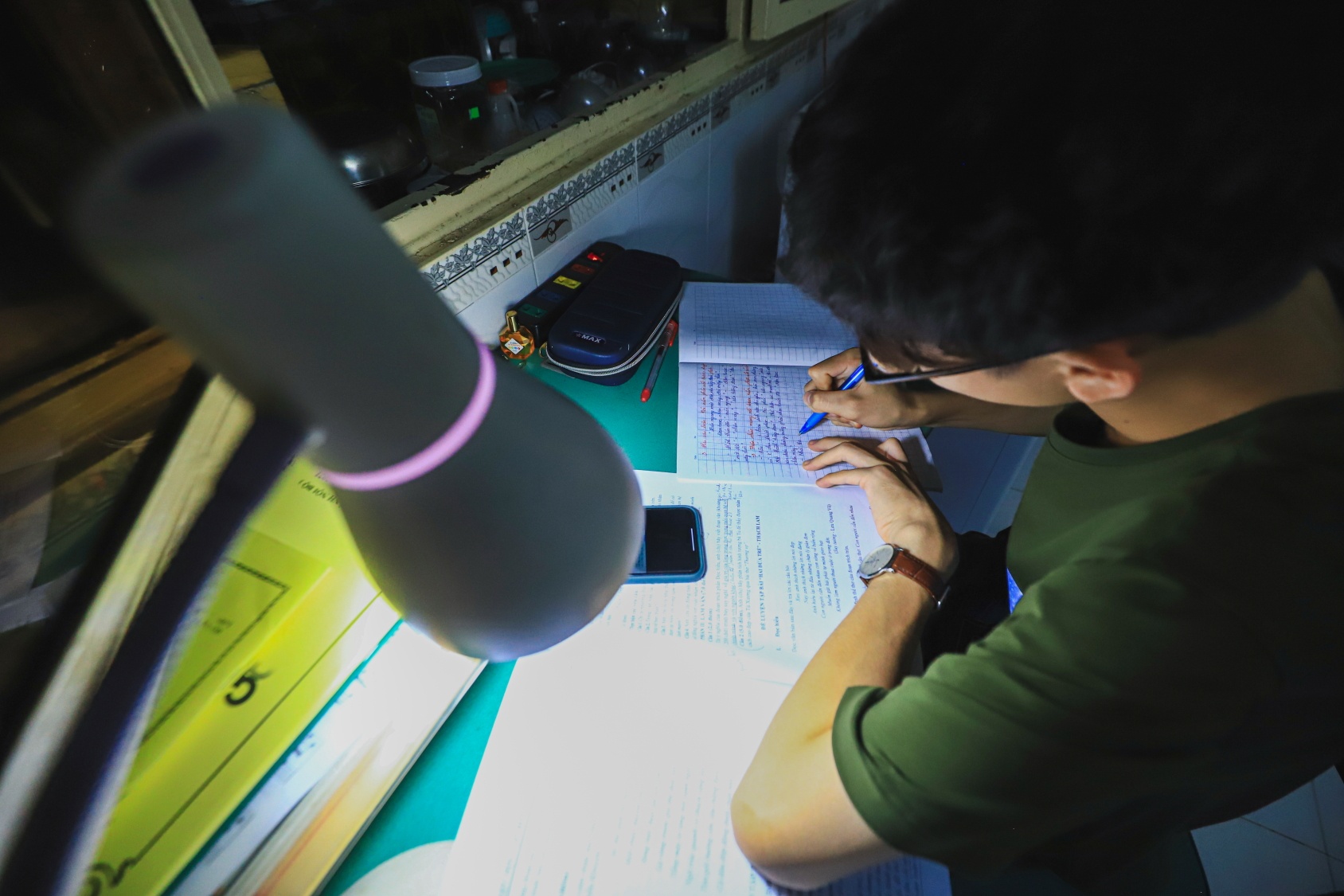 Minh Nhat giup me chay than anh 27