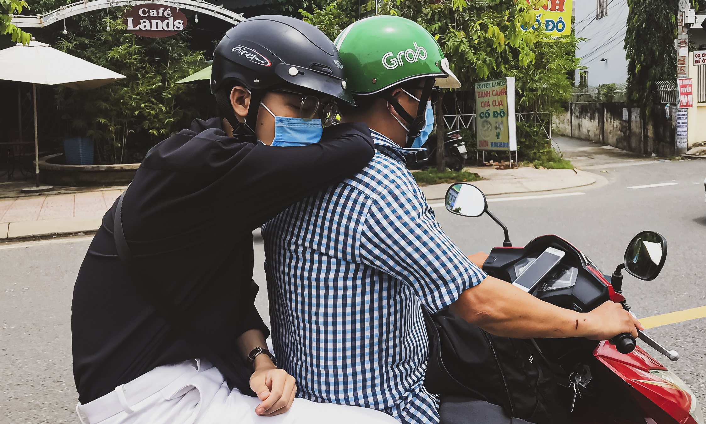 Minh Nhat giup me chay than anh 10