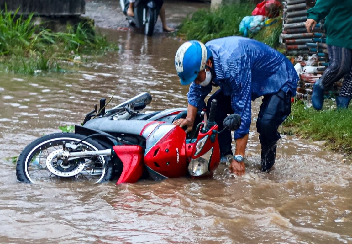 Trieu cuong dat dinh o TP.HCM, nguoi dan nga giua bien nuoc hinh anh