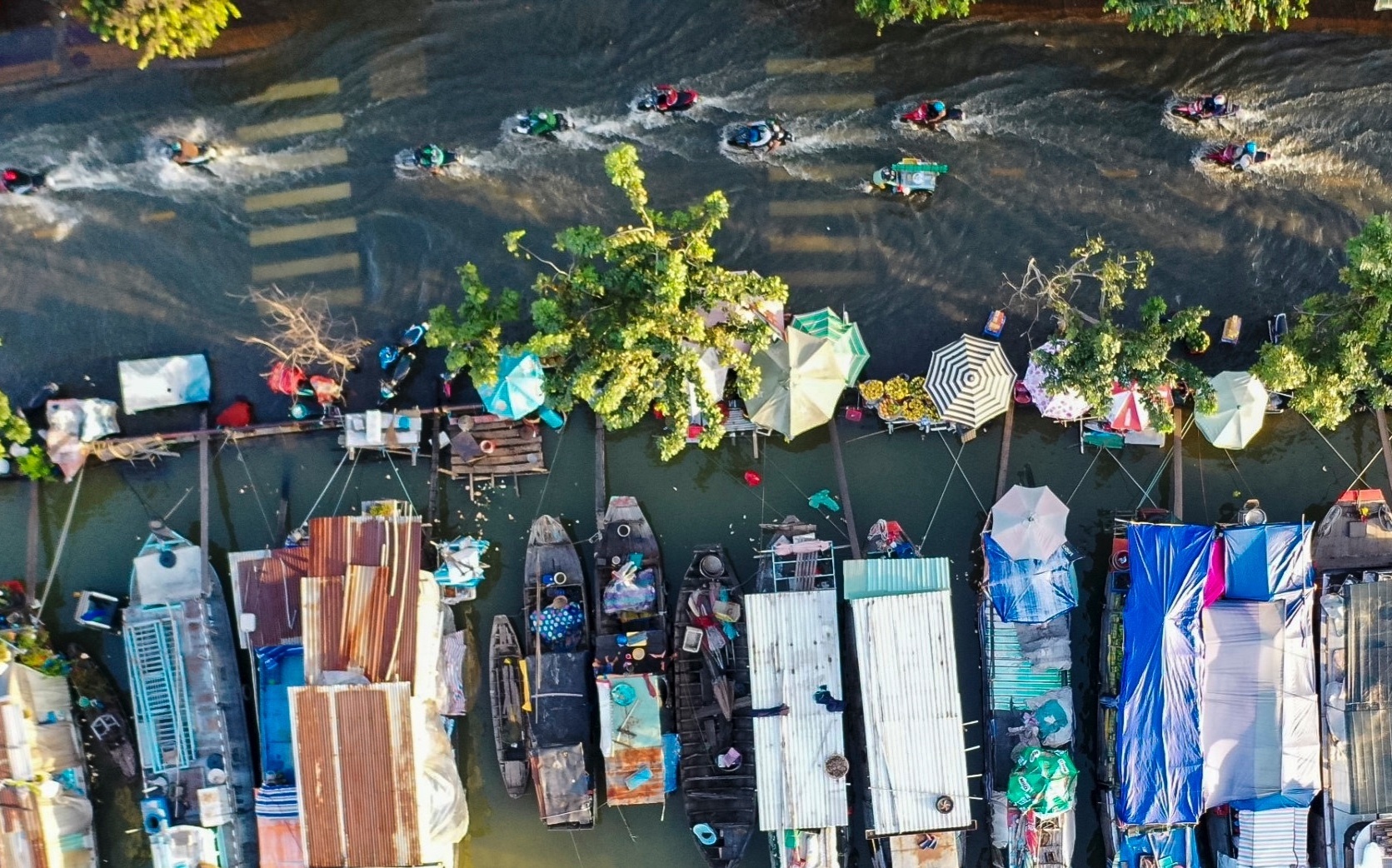 Trieu cuong o TP.HCM len cao, duong va song hoa thanh mot hinh anh