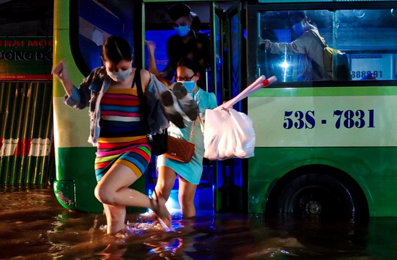 Xe buyt o TP.HCM ket giua dong nuoc, khach tim cach thoat than hinh anh