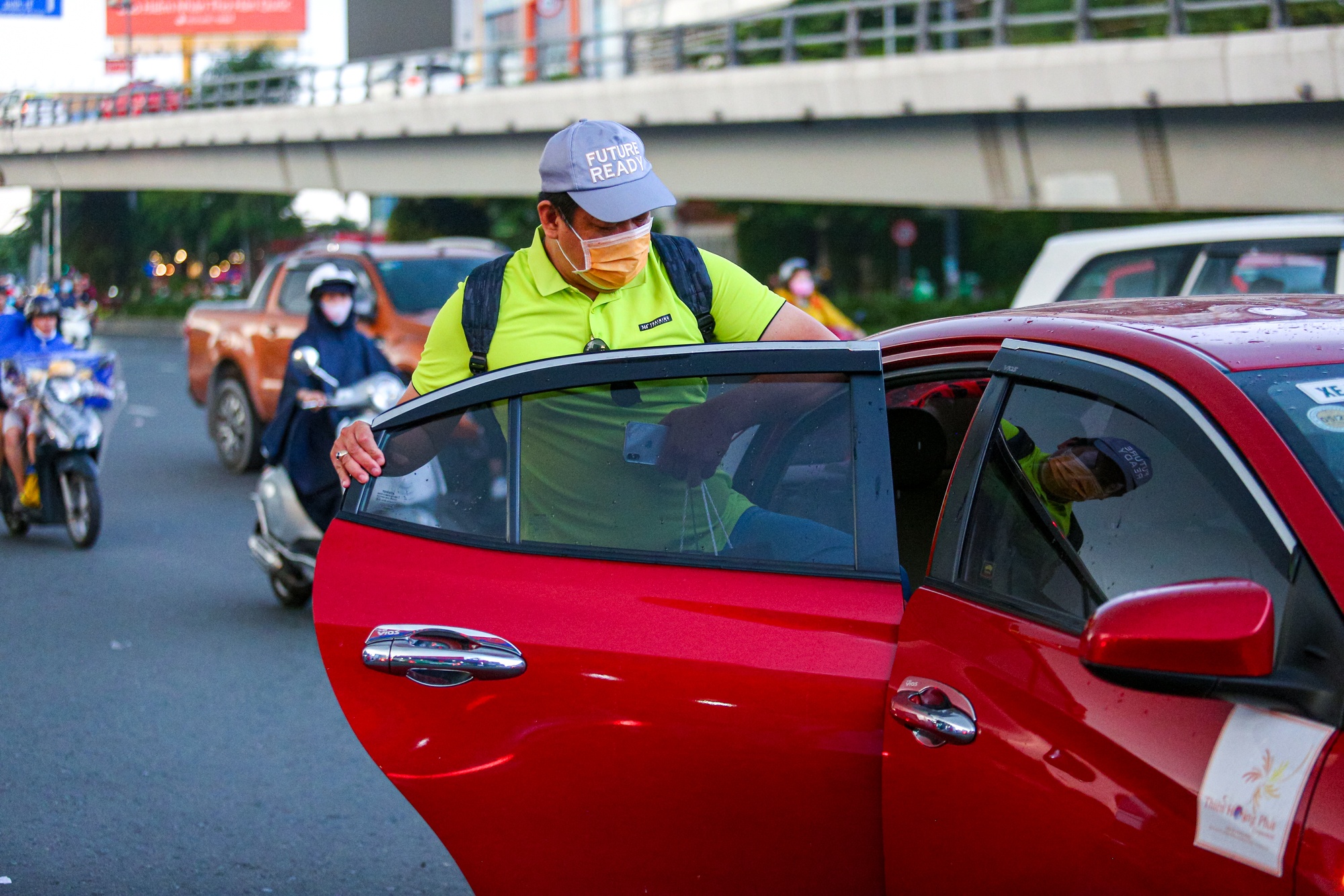 Khach doi nang don xe cong nghe o san bay Tan Son Nhat anh 5