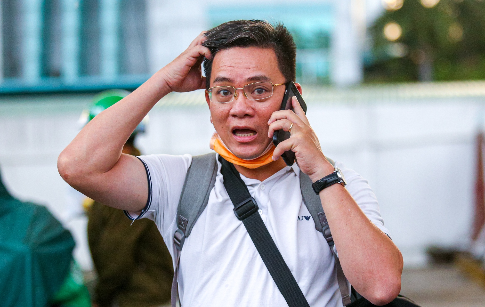 Khach doi nang don xe cong nghe o san bay Tan Son Nhat anh 6