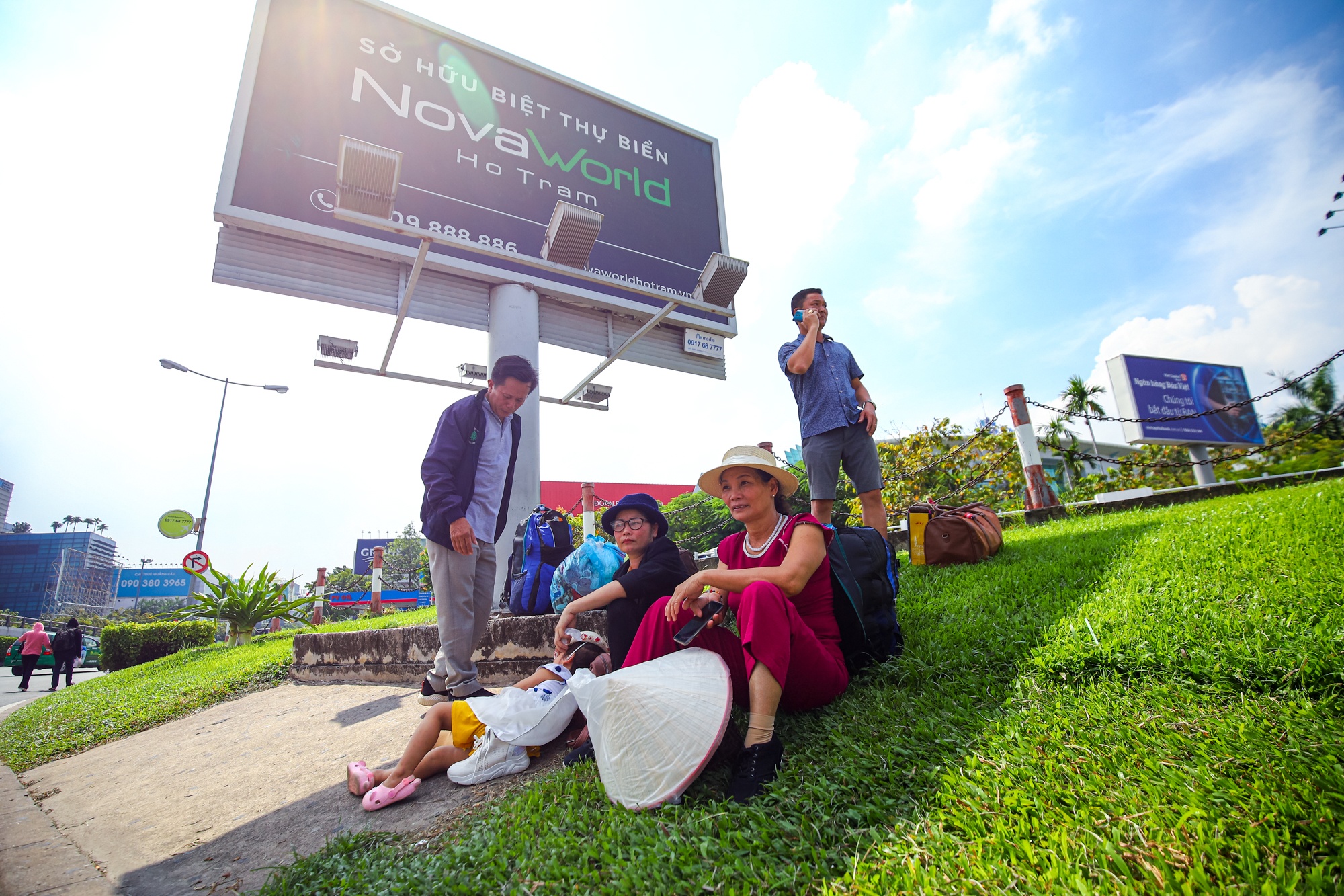 Khach doi nang don xe cong nghe o san bay Tan Son Nhat anh 3