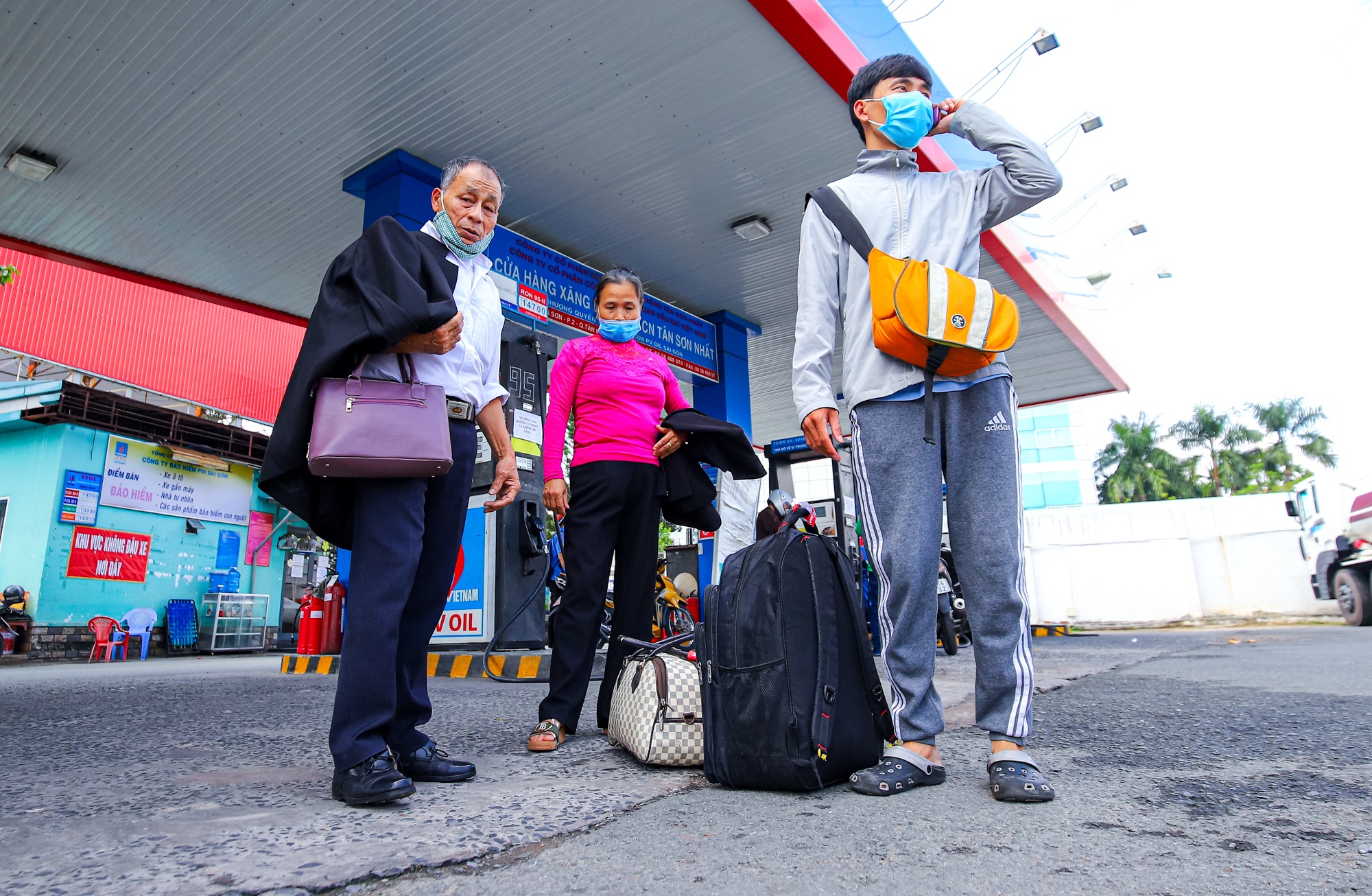 Khach doi nang don xe cong nghe o san bay Tan Son Nhat anh 2