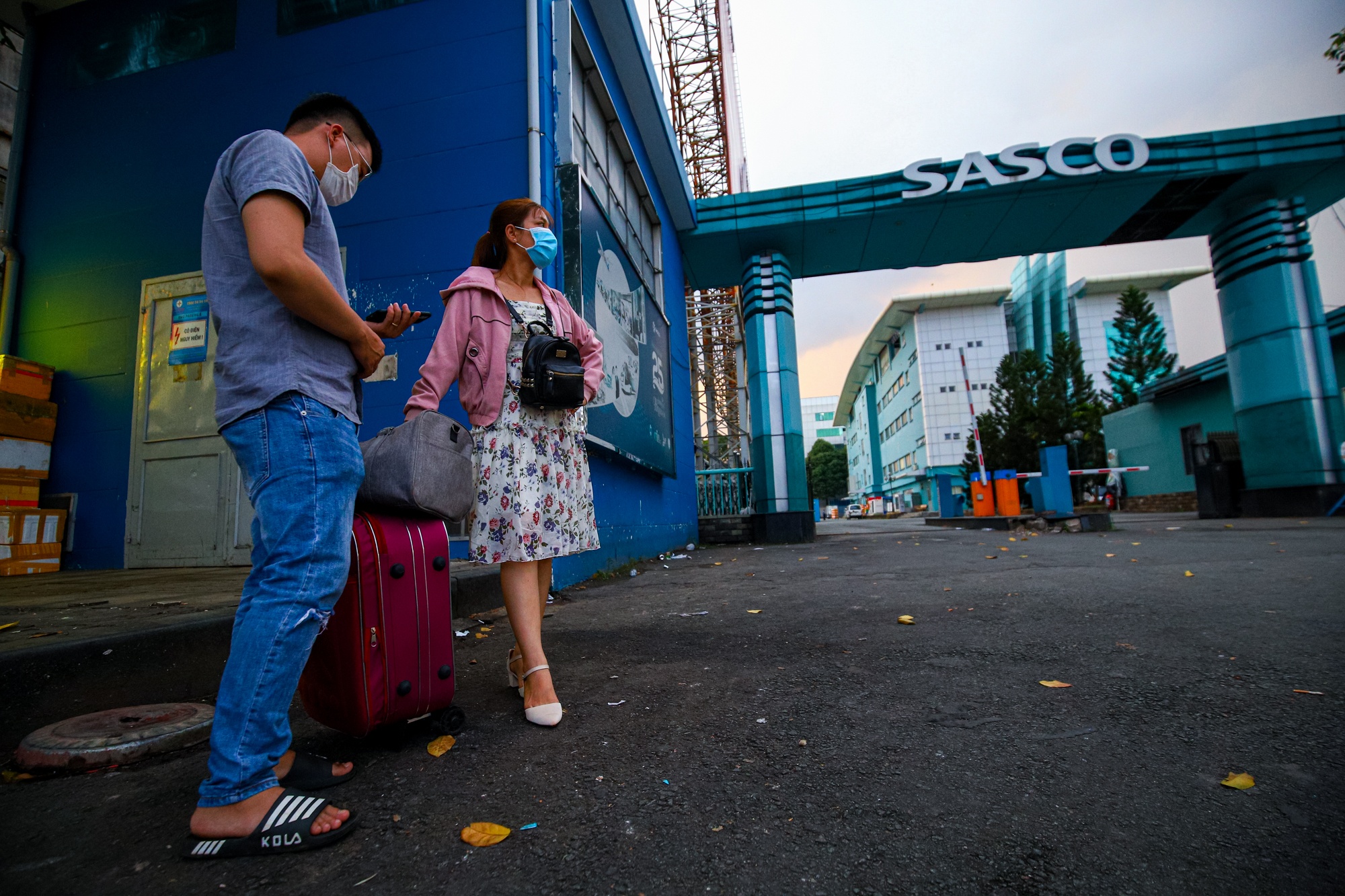 Khach doi nang don xe cong nghe o san bay Tan Son Nhat anh 7