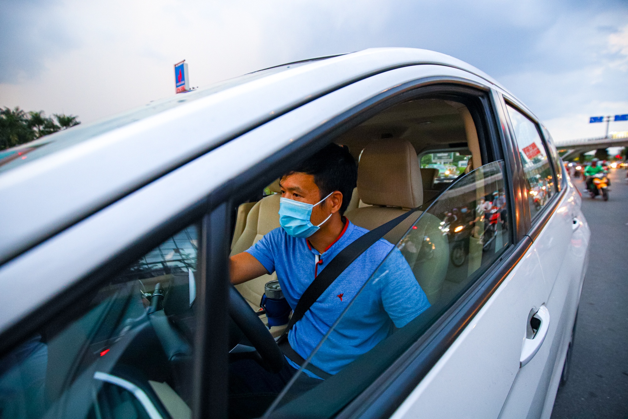 Khach doi nang don xe cong nghe o san bay Tan Son Nhat anh 9