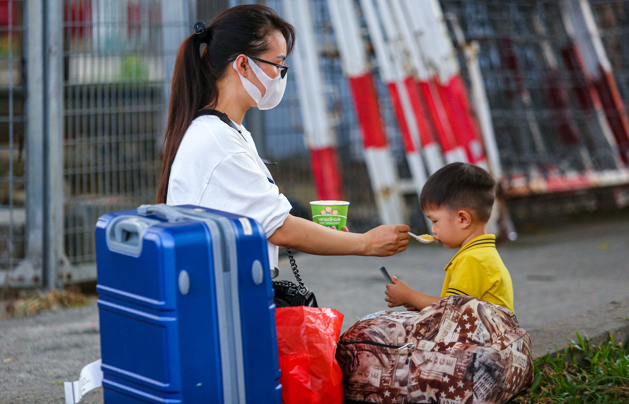 Khach doi nang don xe cong nghe o san bay Tan Son Nhat anh 4