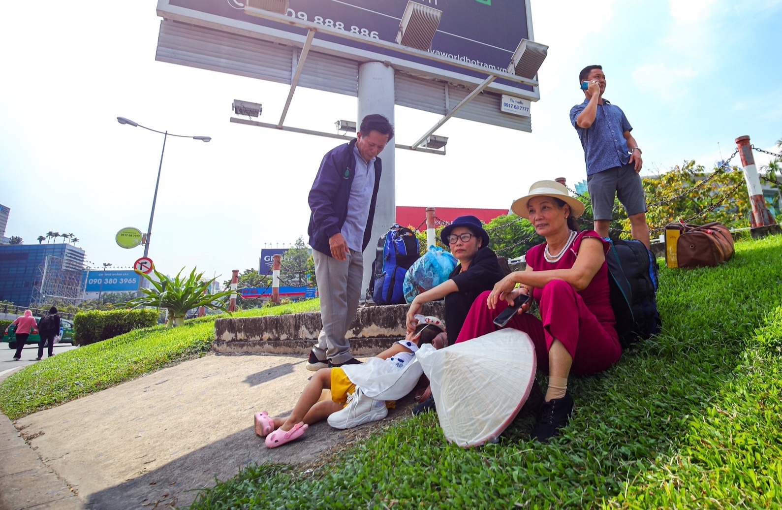Khach doi nang ra duong don xe cong nghe o san bay Tan Son Nhat hinh anh