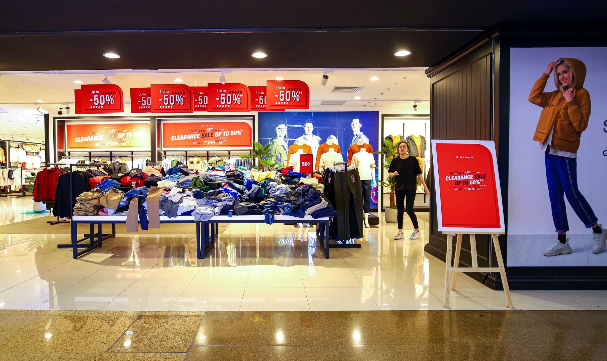 cua hang vang khach du giam gia khung dip black friday anh 3