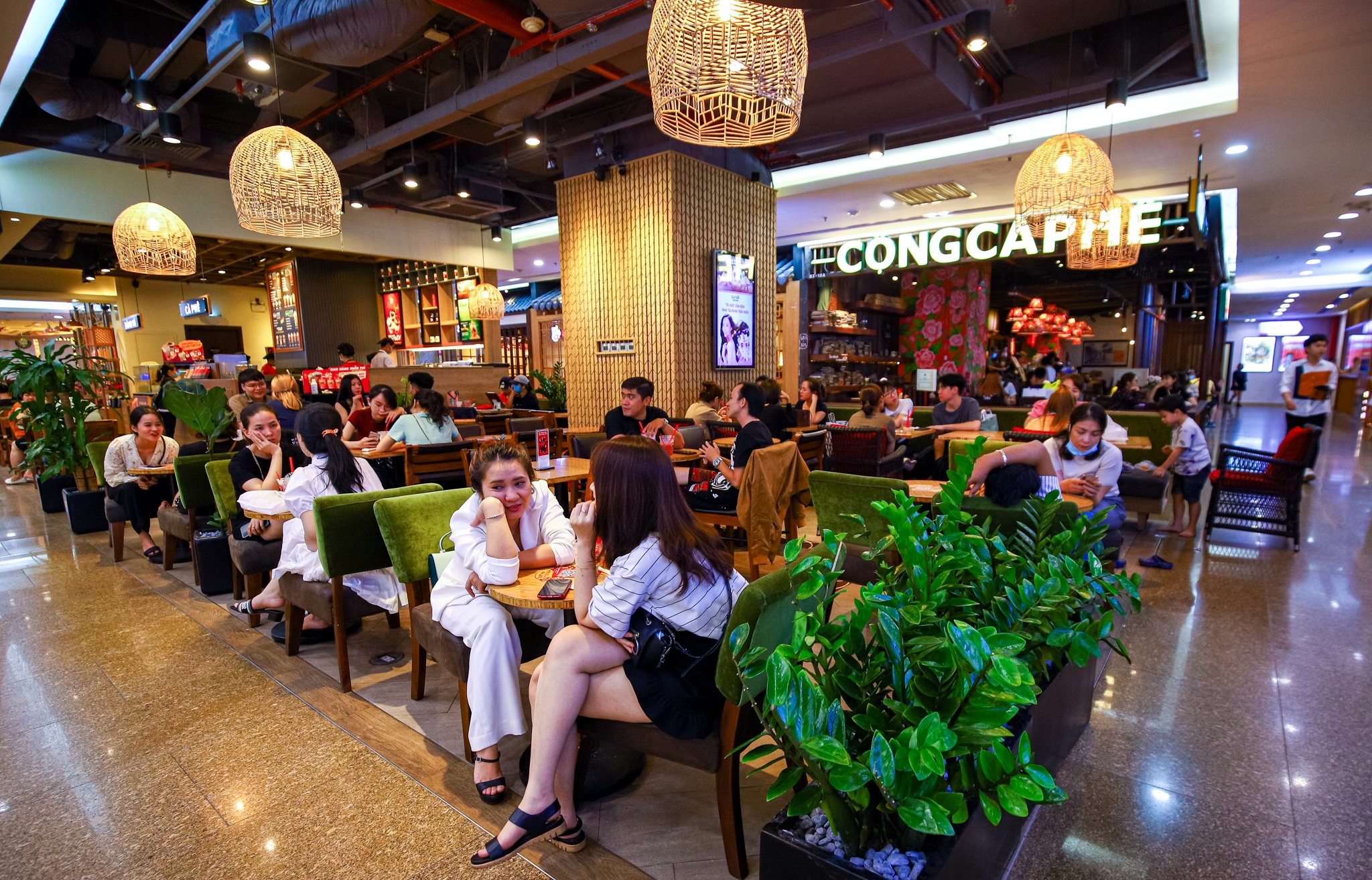 cua hang vang khach du giam gia khung dip black friday anh 11