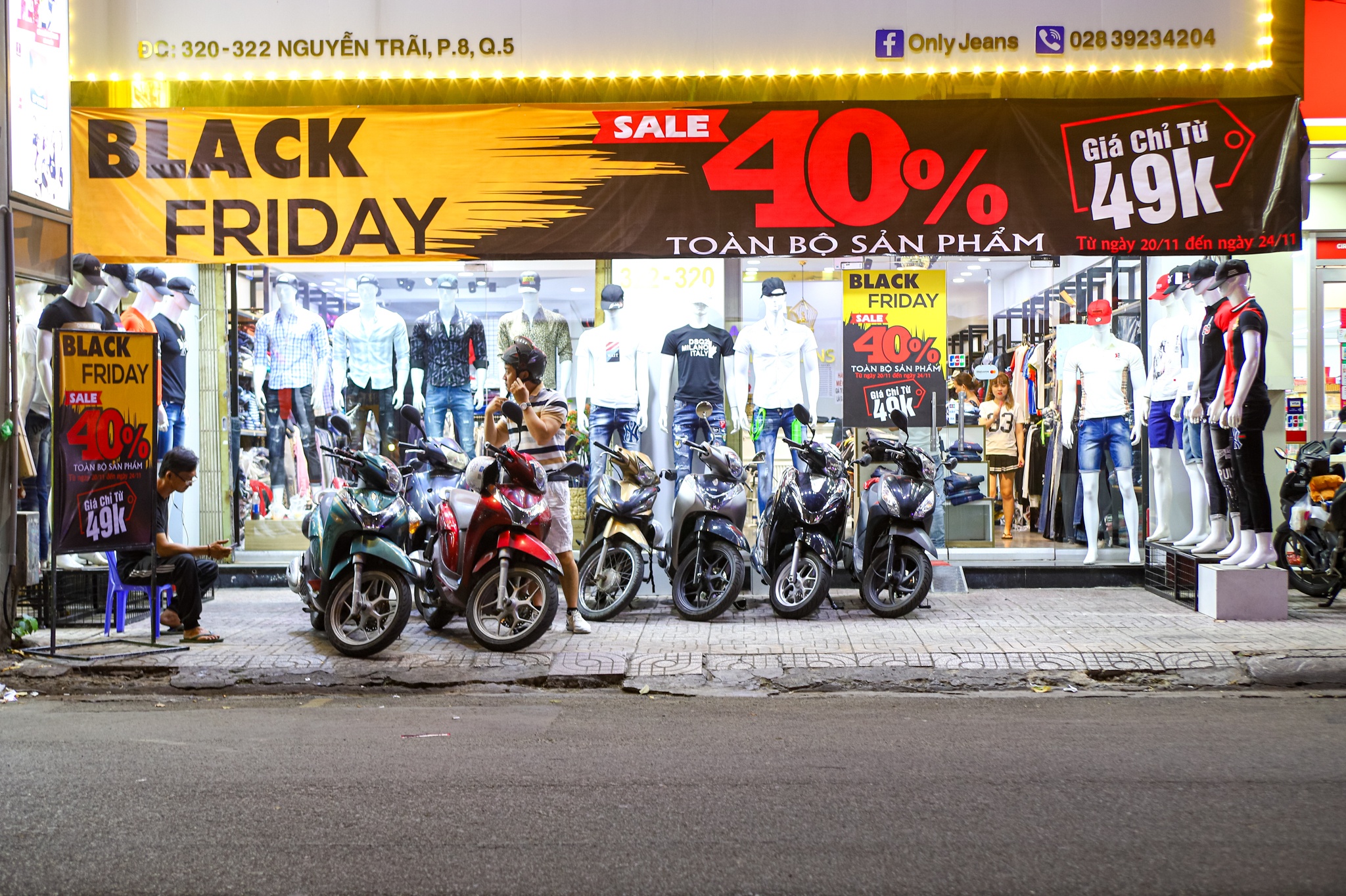 cua hang vang khach du giam gia khung dip black friday anh 13