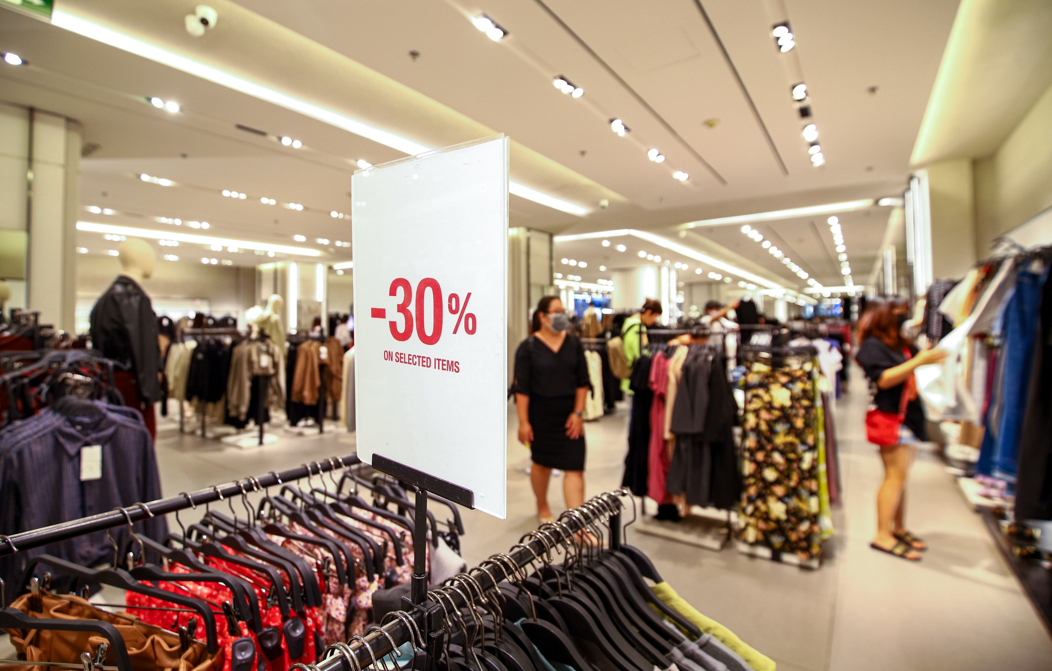 cua hang vang khach du giam gia khung dip black friday anh 9