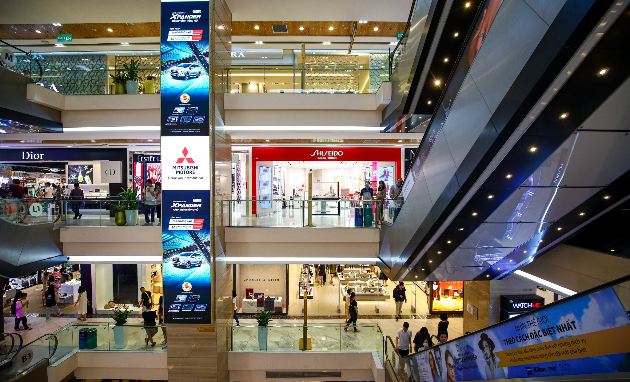 cua hang vang khach du giam gia khung dip black friday anh 1