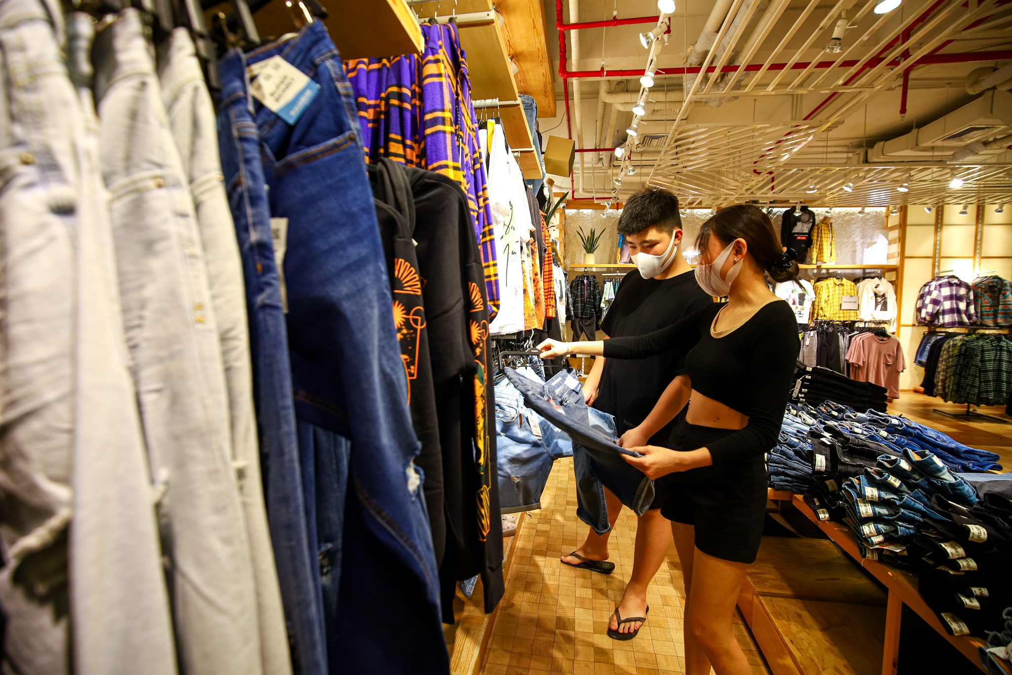 cua hang vang khach du giam gia khung dip black friday anh 10