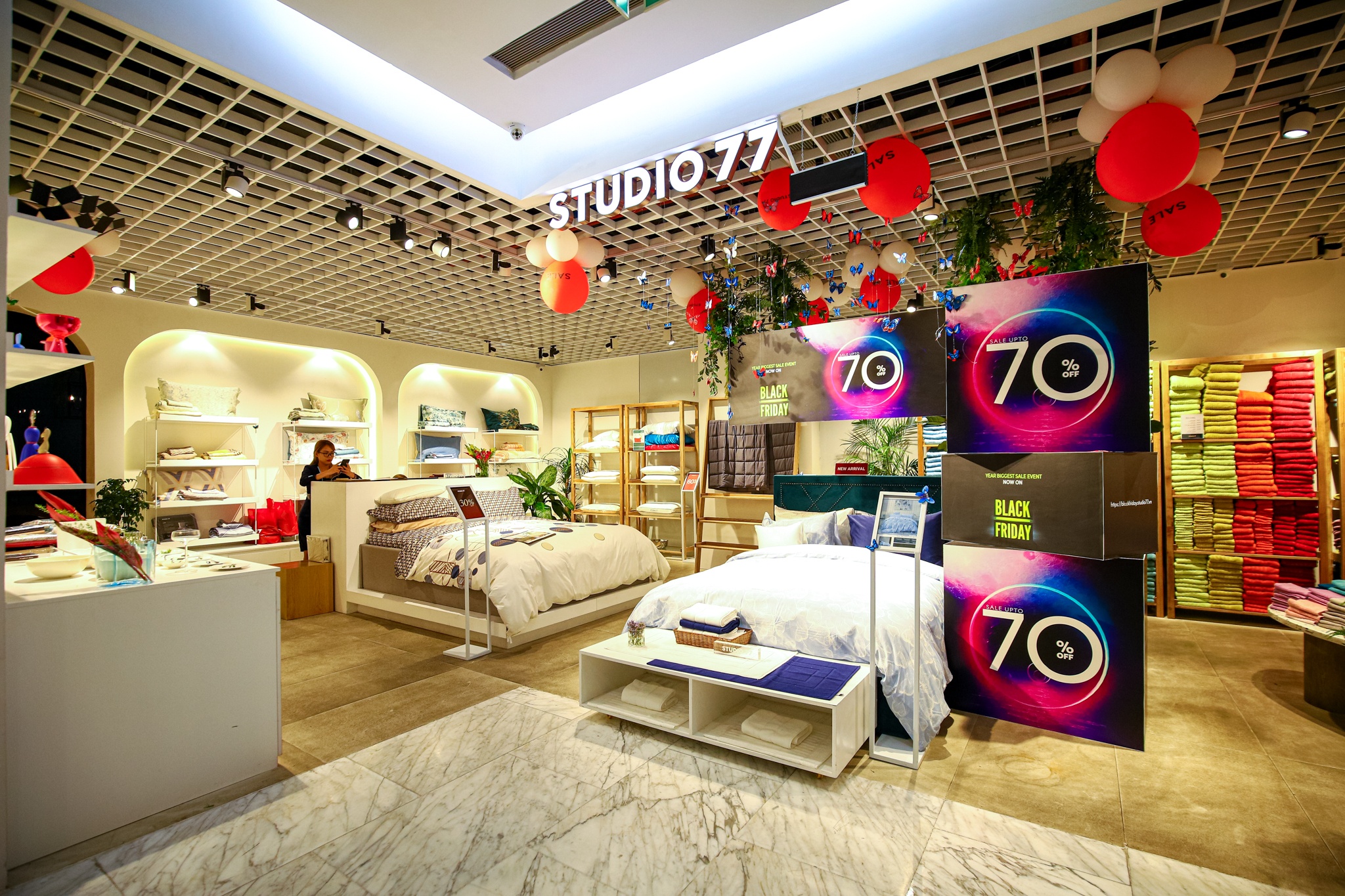 cua hang vang khach du giam gia khung dip black friday anh 8