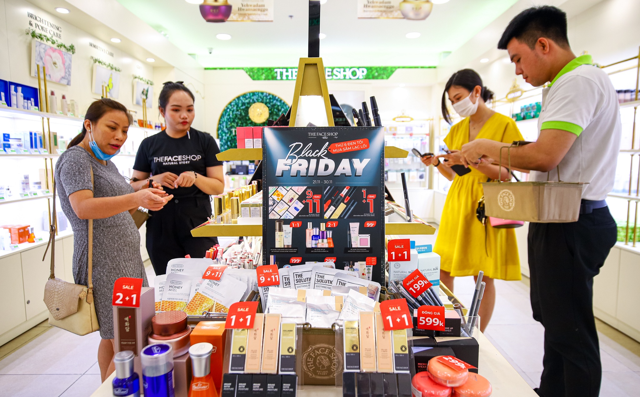 cua hang vang khach du giam gia khung dip black friday anh 4