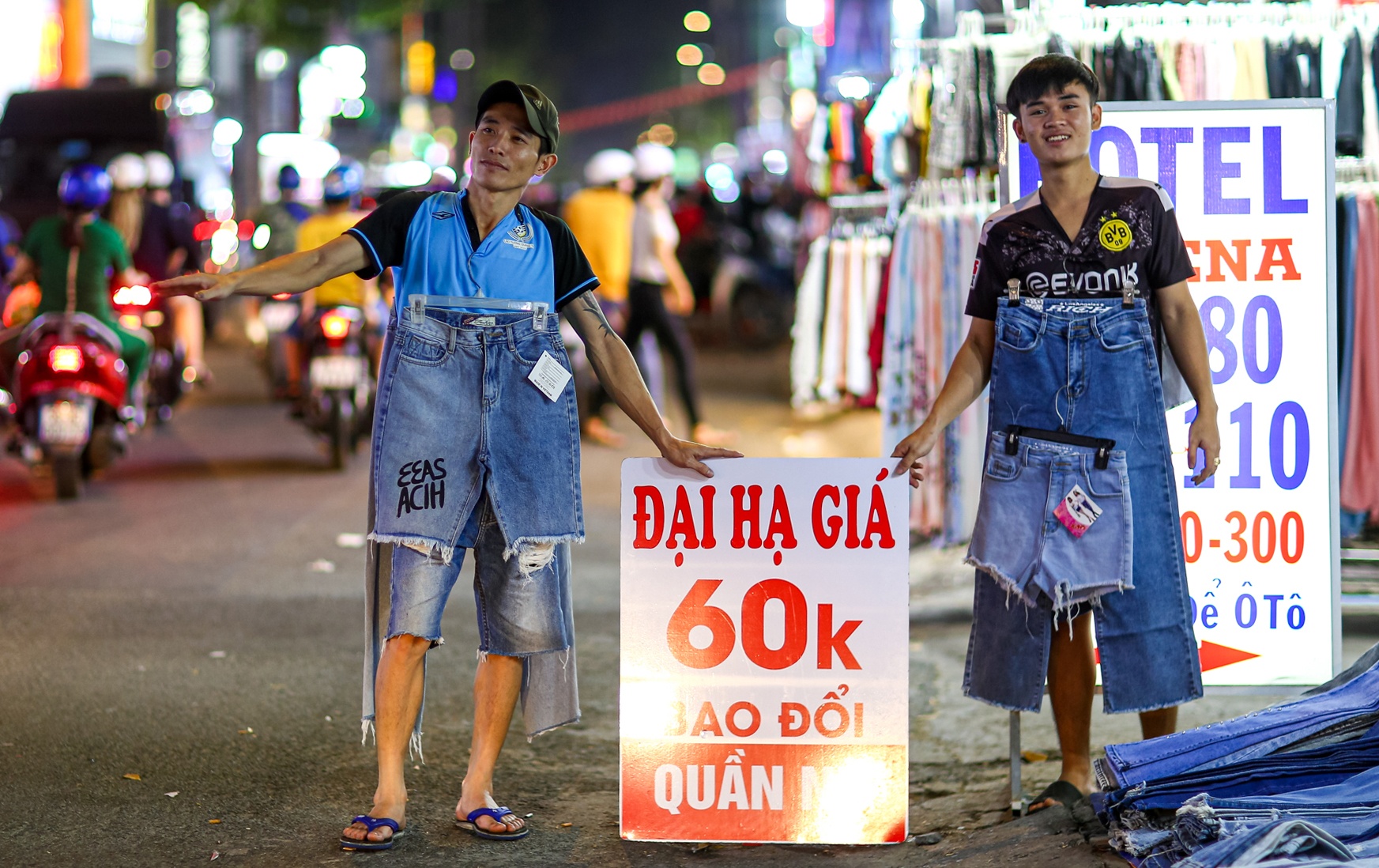 Cua hang dua dai ha gia truoc Black Friday, khach van khong doai hoai hinh anh