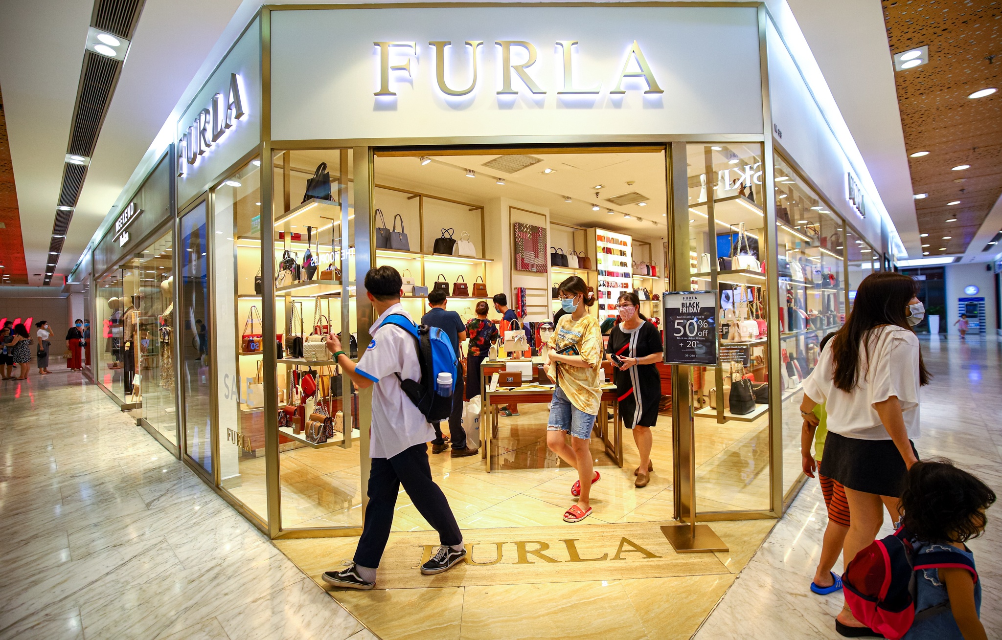 cua hang vang khach du giam gia khung dip black friday anh 2