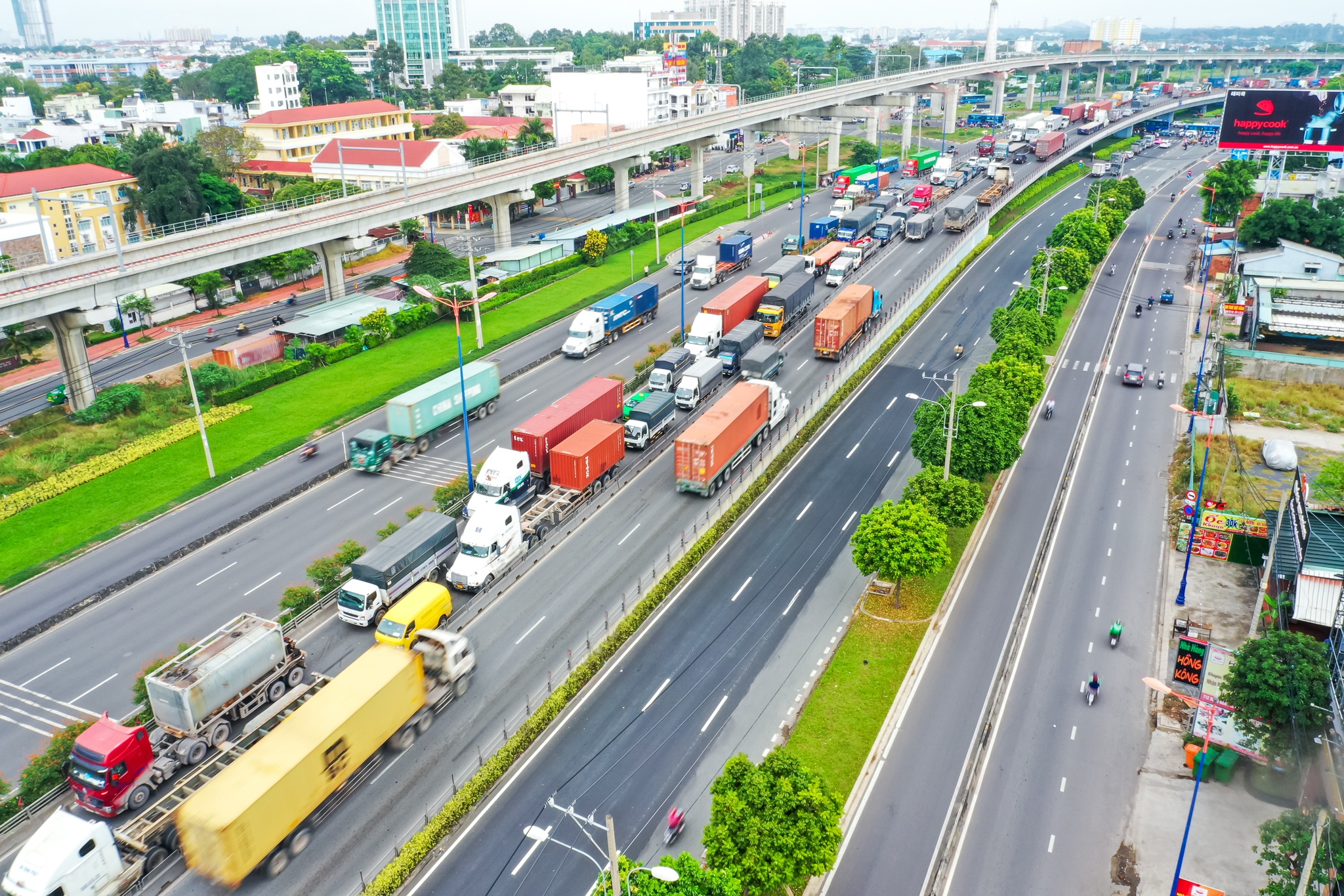 Xe co ket hang chuc km xa lo Ha Noi anh 1