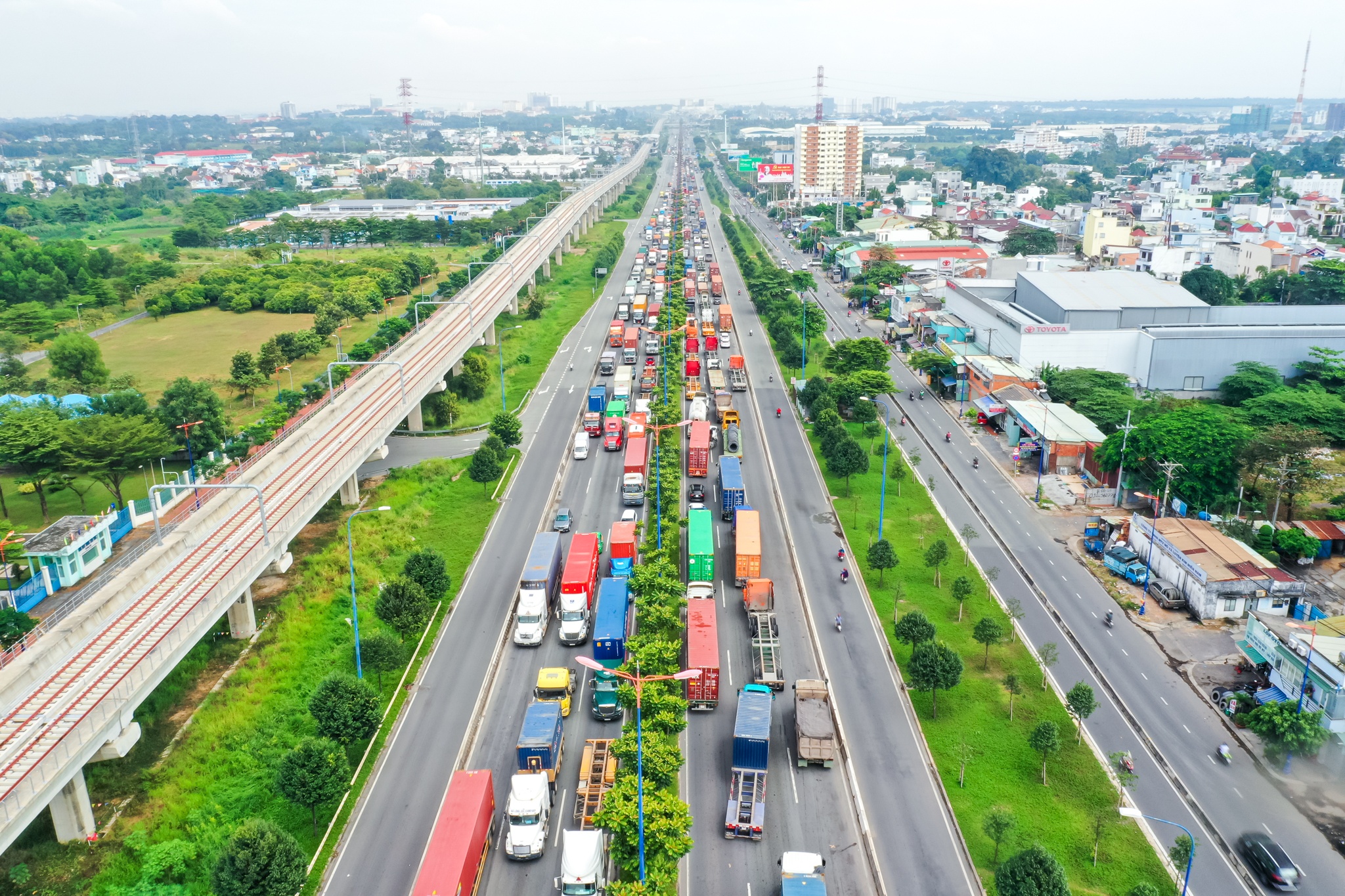 Xe co ket hang chuc km xa lo Ha Noi anh 2