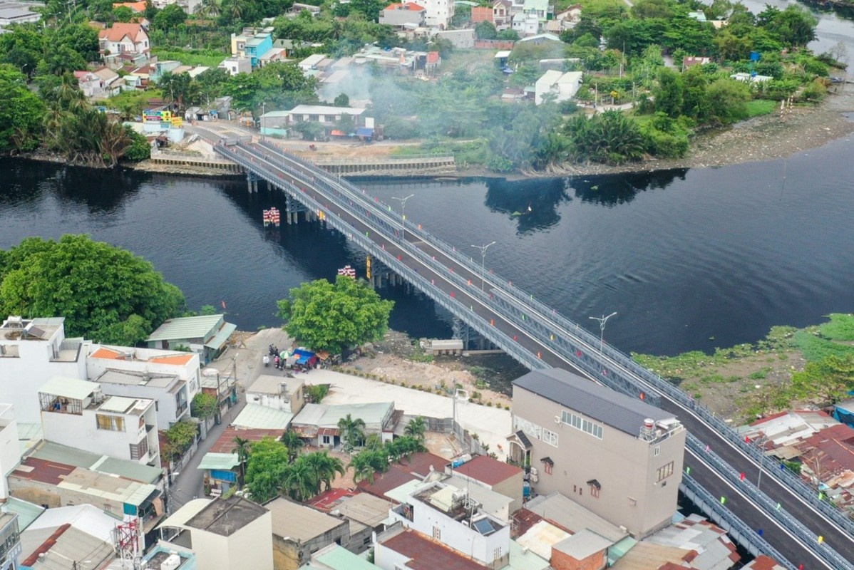 Can canh cau sat An Phu Dong truoc ngay thong xe hinh anh