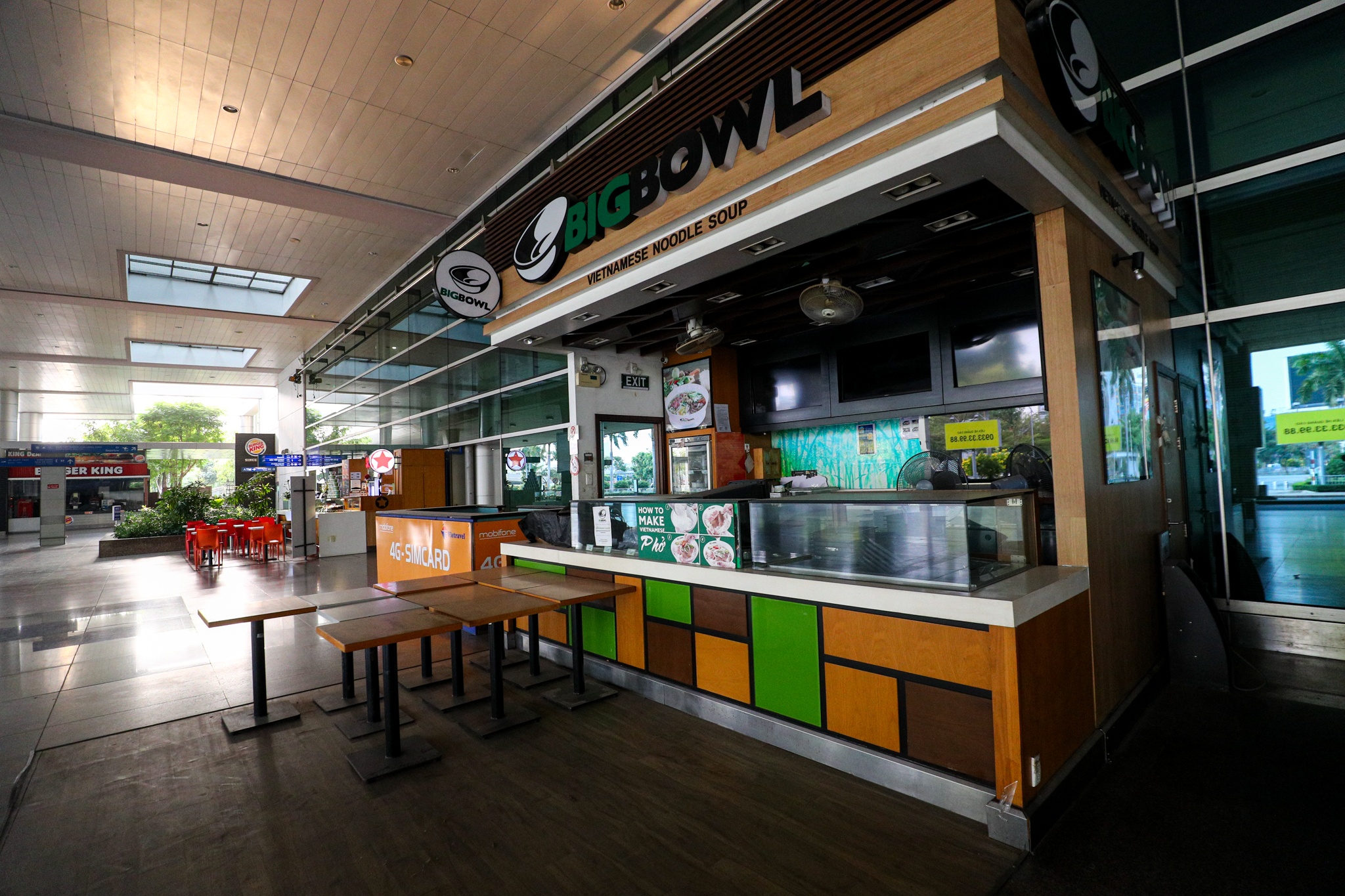 Ga quoc te Tan Son Nhat vang lang anh 5