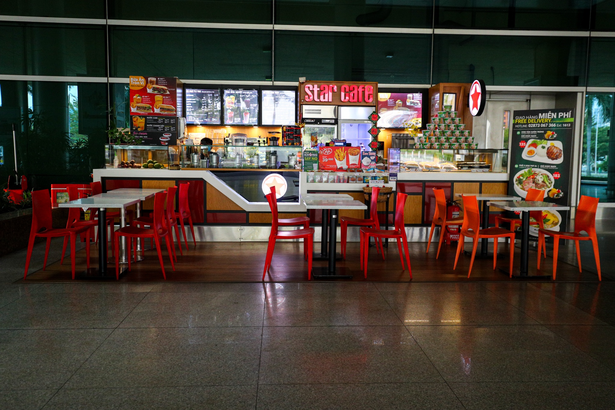 Ga quoc te Tan Son Nhat vang lang anh 6