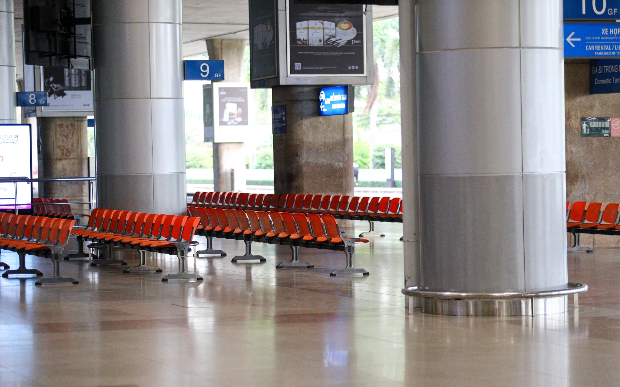 Ga quoc te Tan Son Nhat vang lang anh 1