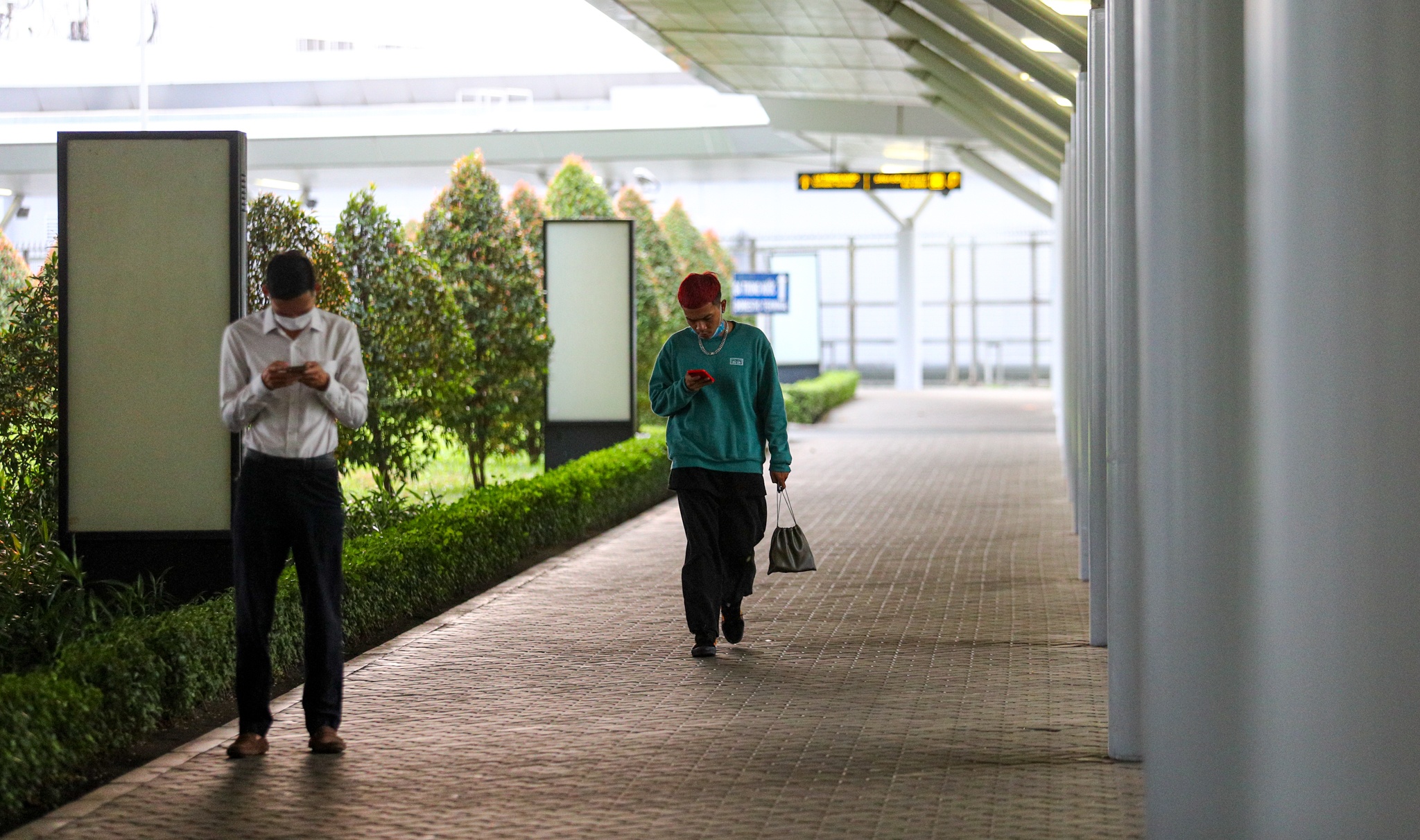 Ga quoc te Tan Son Nhat vang lang anh 3