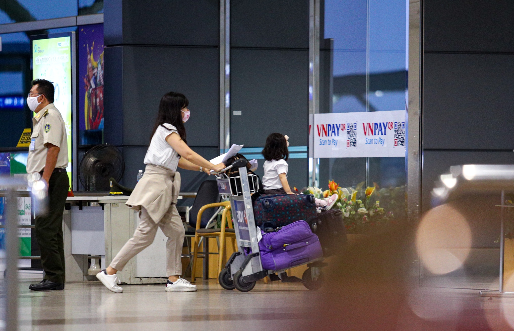 Ga quoc te Tan Son Nhat vang lang anh 9
