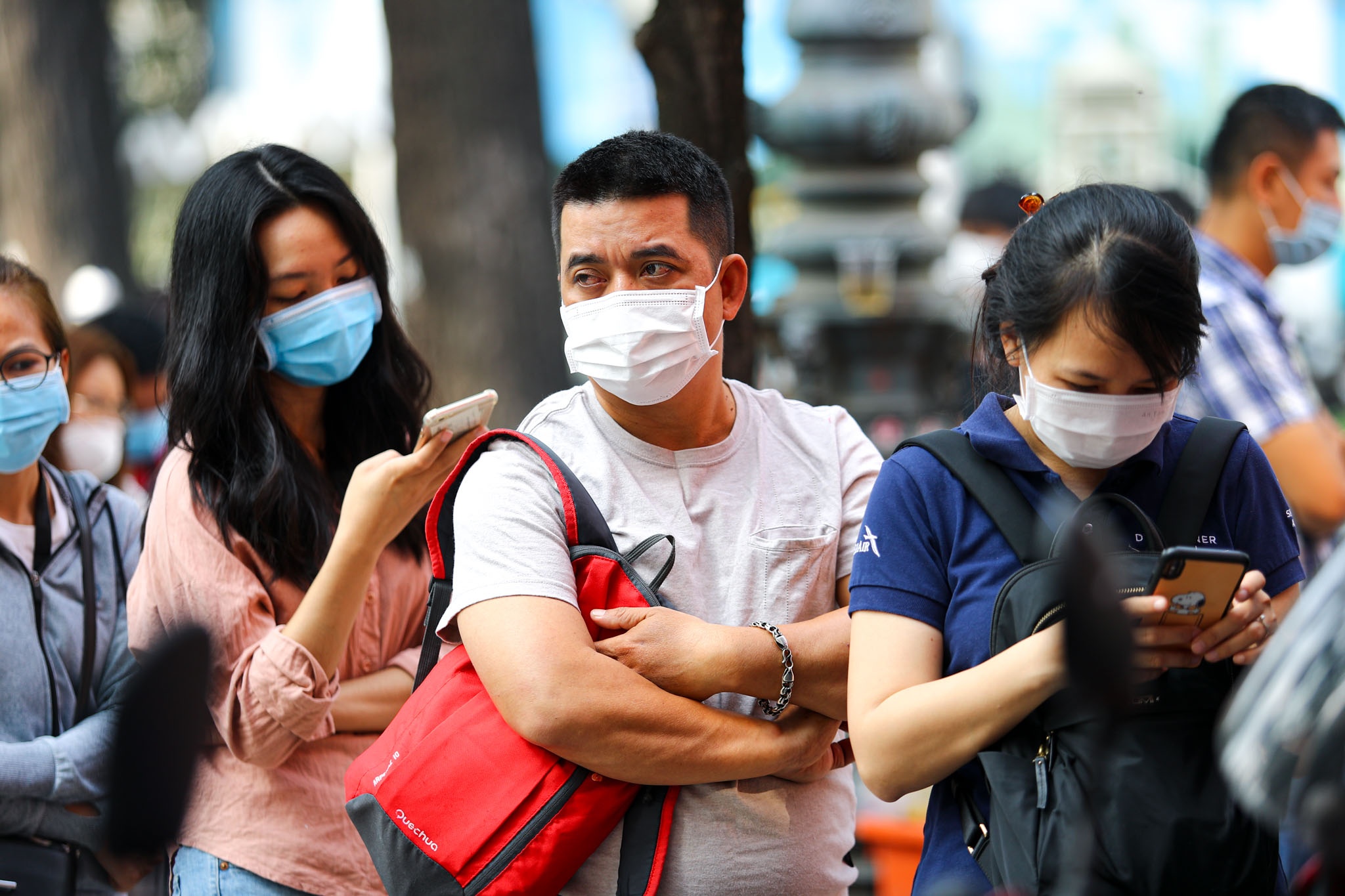 Hanh khach doi nang gan 2 tieng tra ve may bay anh 3