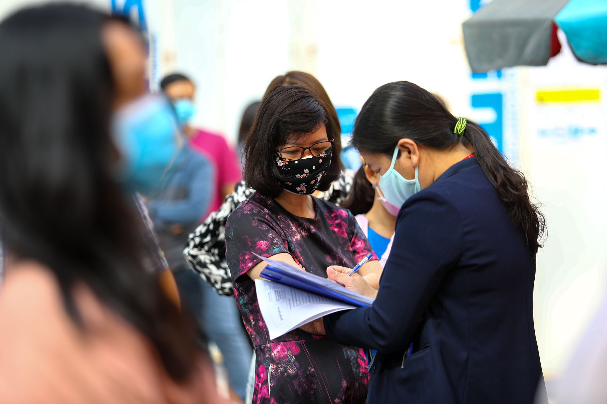 Hanh khach doi nang gan 2 tieng tra ve may bay anh 6