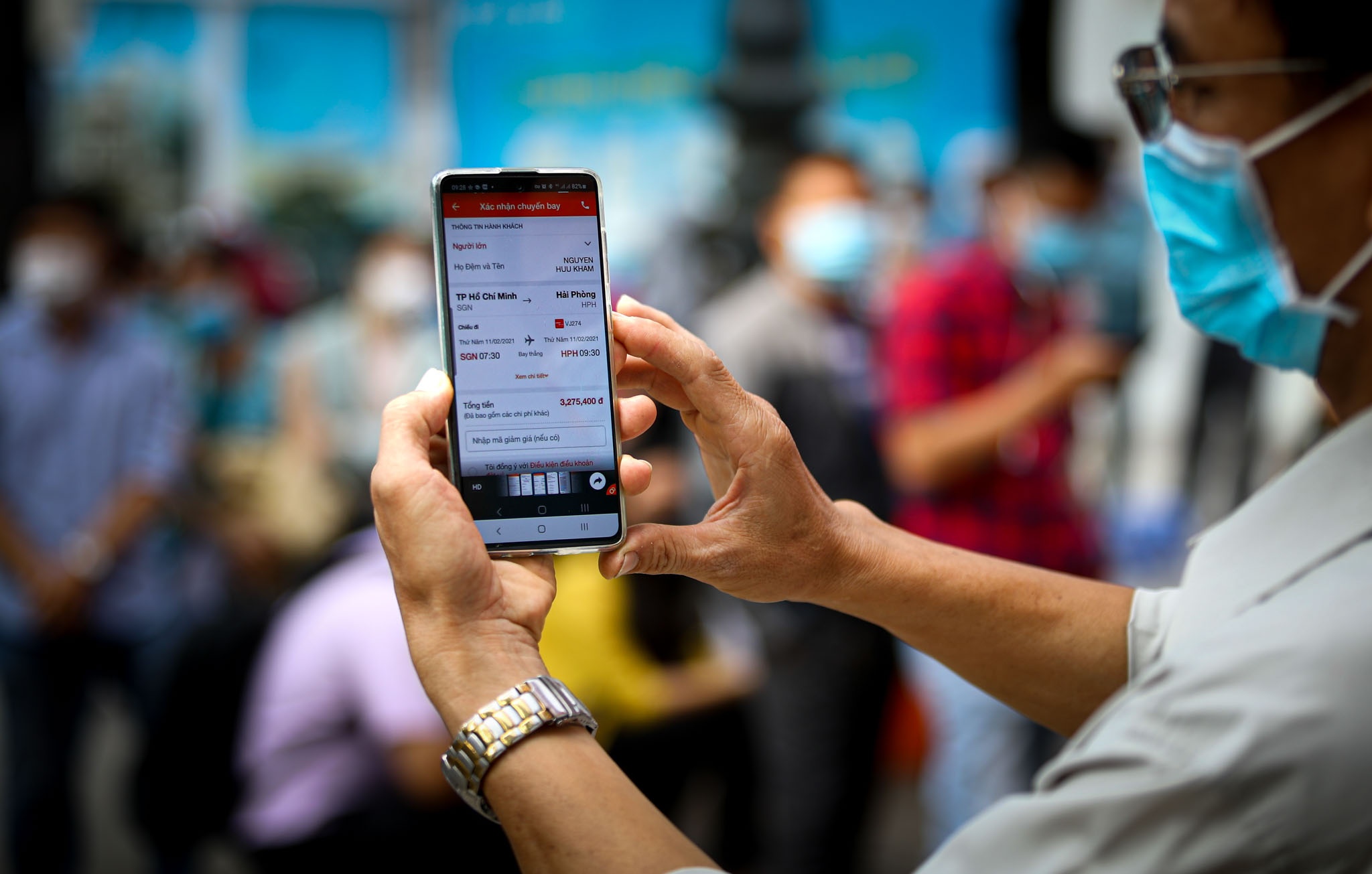 Hanh khach doi nang gan 2 tieng tra ve may bay anh 4